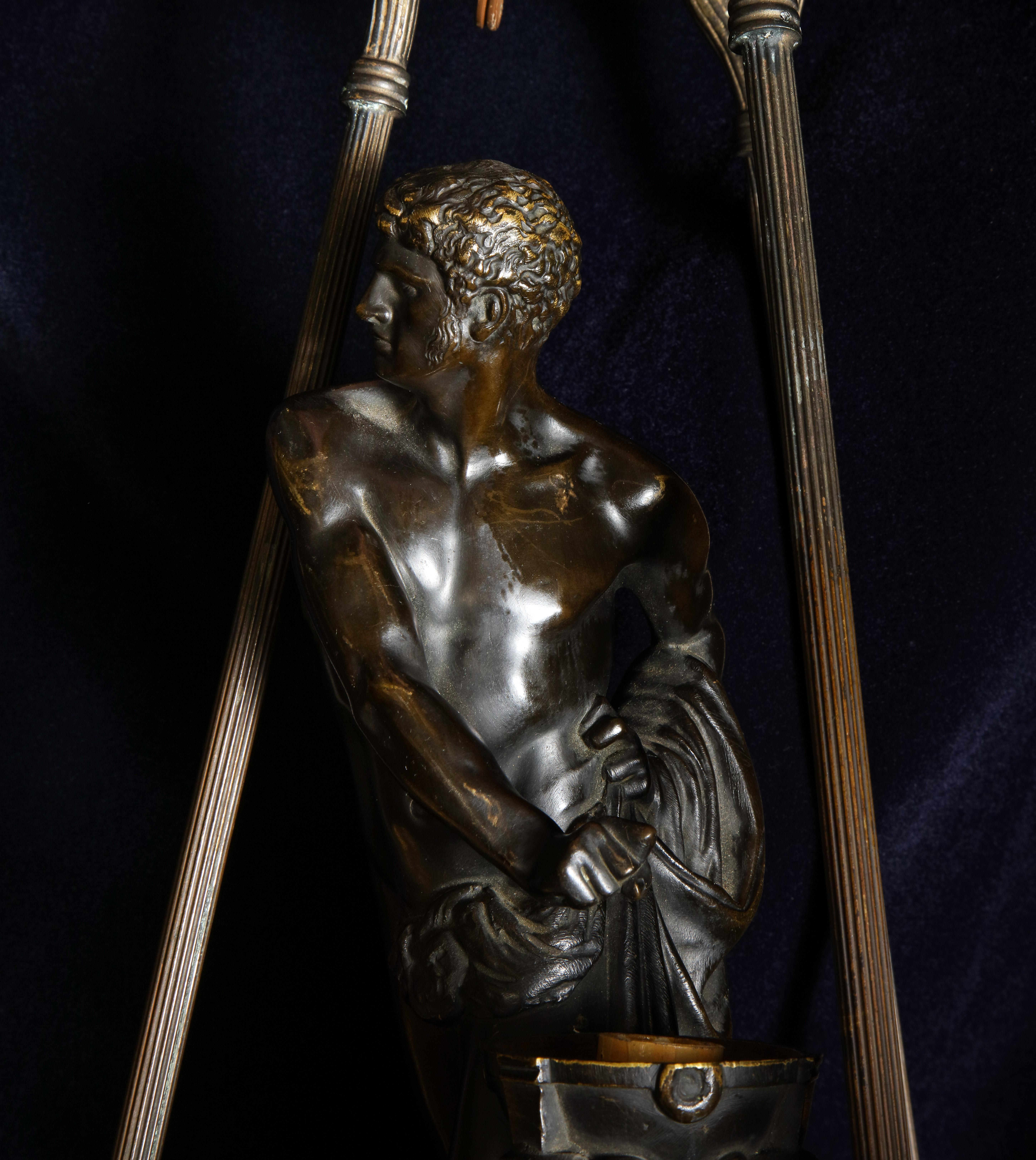 Spectaculaire lustre figuratif italien ancien de style néoclassique en bronze patiné en vente 2