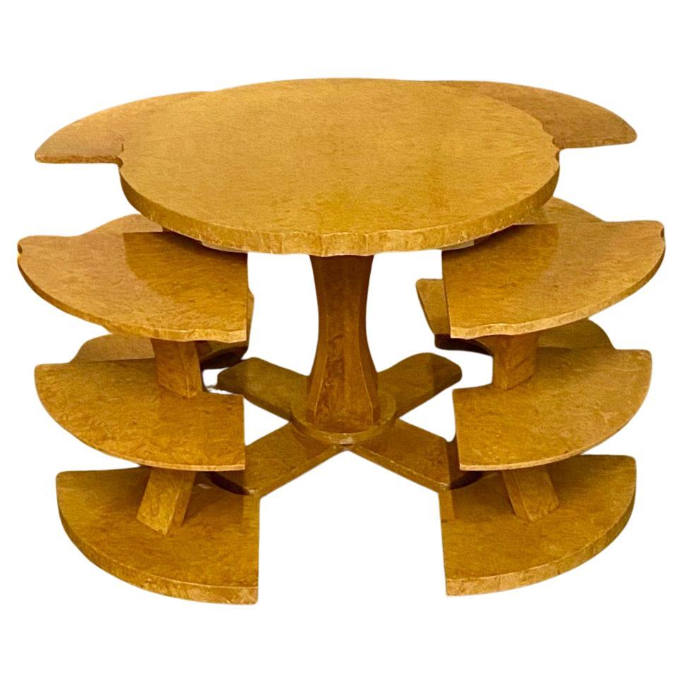 Art Deco Nest aus 5 Tischen aus blondem Wurzelahorn von H&L Epstein. Er gilt weithin als der beste und stilvollste runde Nischentisch, den die Brüder produziert haben. Diese Classic Quintetto Art Deco Nest von Tischen mit vier geschwungenen Tischen