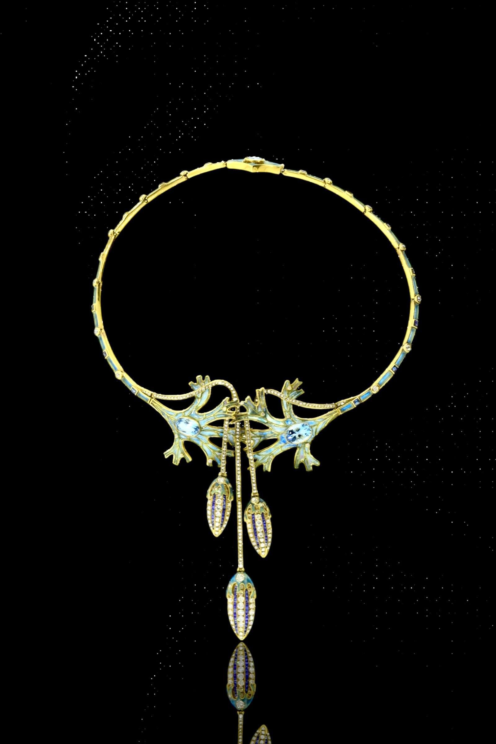 Jugendstil-Halskette mit 3 ovalen Aquamarinen, Diamanten im Rosen- und Minenschliff, Saphiren im französischen Schliff und Emaille im Jugendstil sowie durchscheinendem Email auf Gold am Verschluss. Die Halskette ist etwa 17 Zoll um den Hals und die
