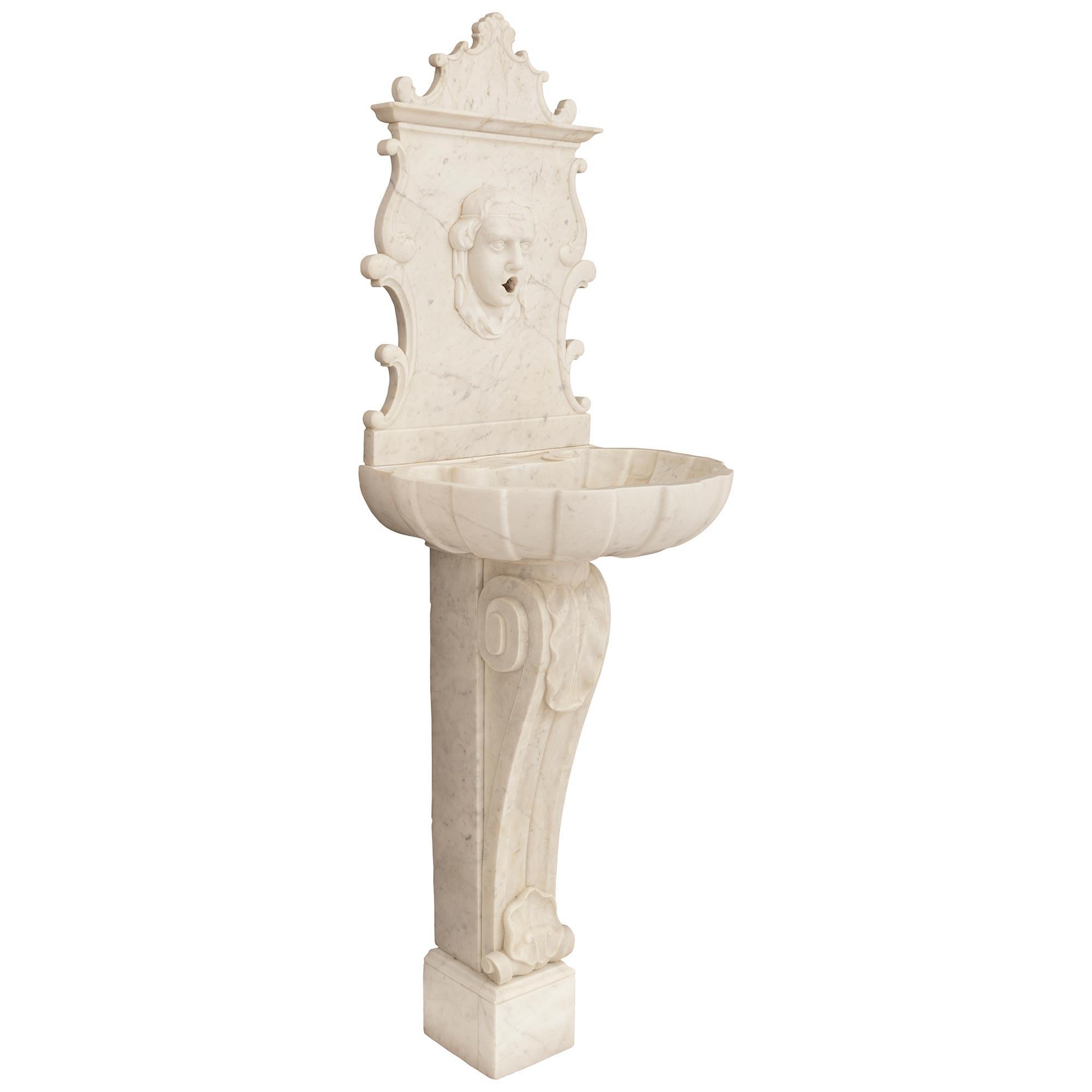 Une spectaculaire fontaine italienne en marbre blanc de Carrare de la Renaissance du 19e siècle Bon état - En vente à West Palm Beach, FL