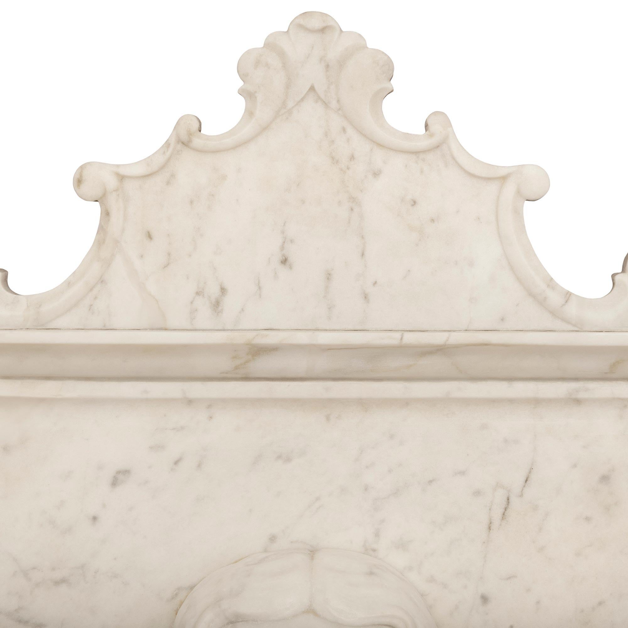Marbre de Carrare Une spectaculaire fontaine italienne en marbre blanc de Carrare de la Renaissance du 19e siècle en vente