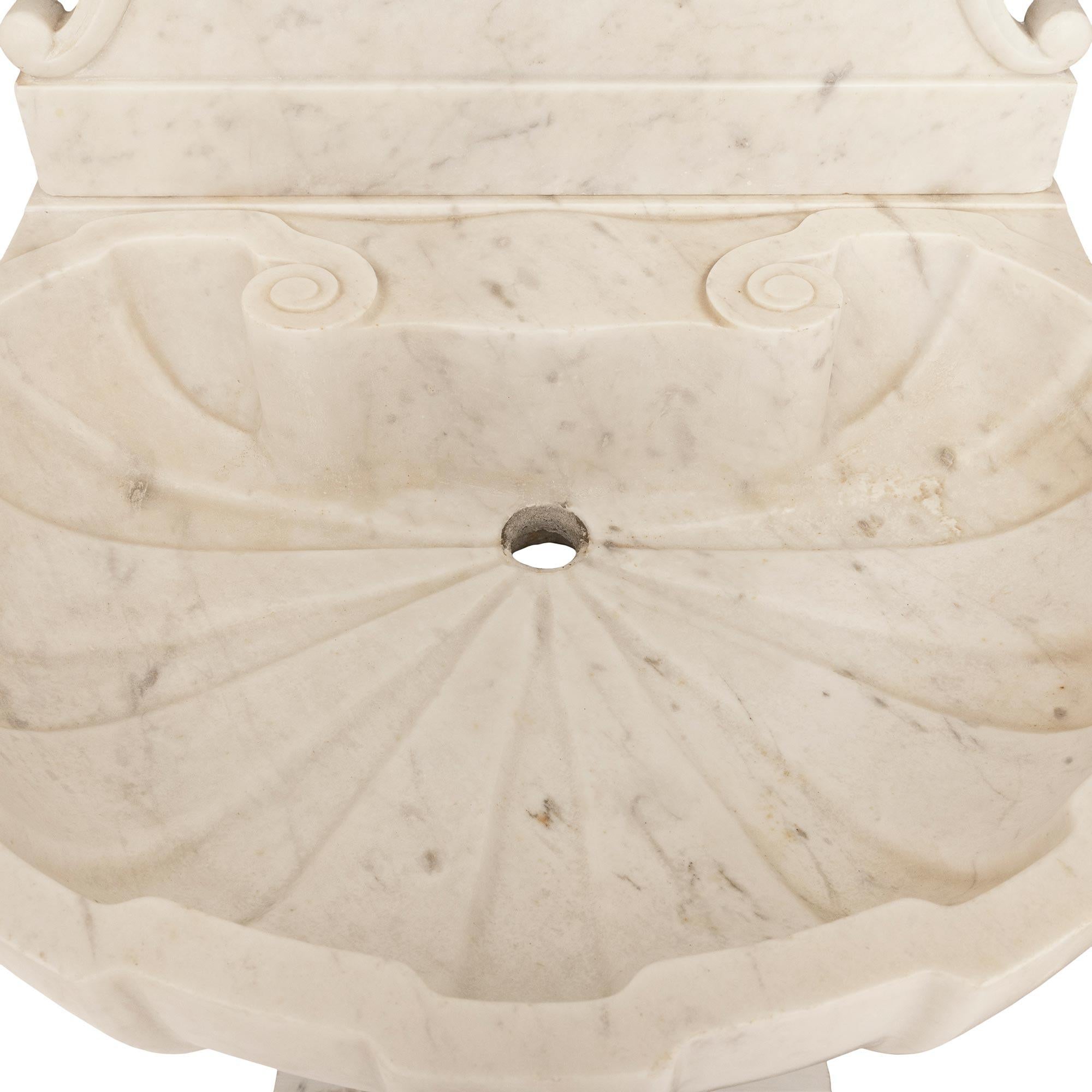 Une spectaculaire fontaine italienne en marbre blanc de Carrare de la Renaissance du 19e siècle en vente 2
