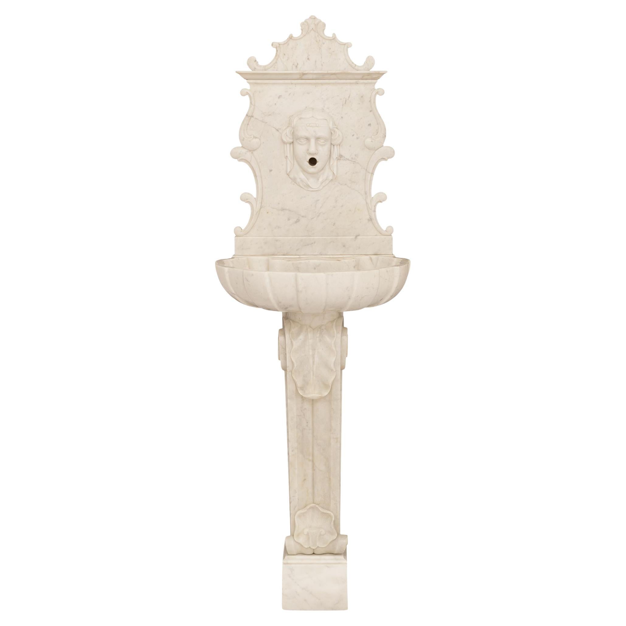 Une spectaculaire fontaine italienne en marbre blanc de Carrare de la Renaissance du 19e siècle