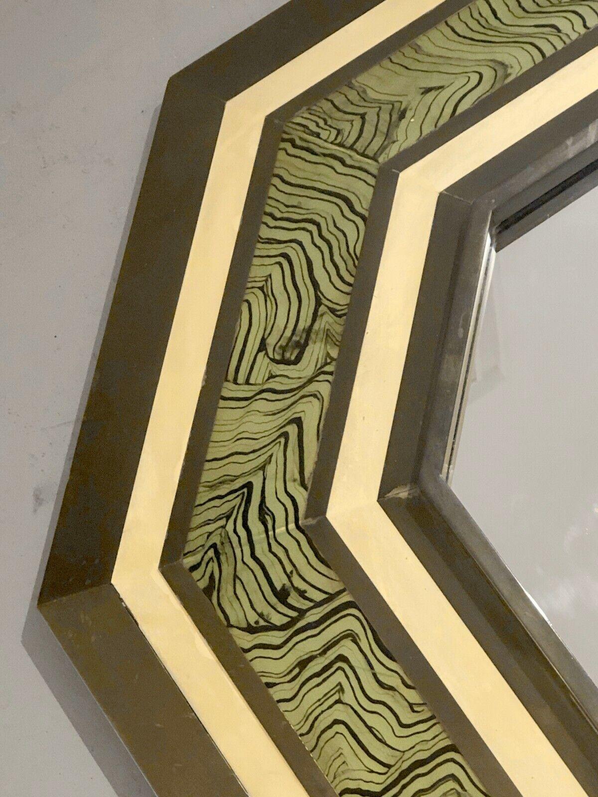 Exceptionnel et spectaculaire miroir octogonal, post-moderniste, Shabby-Chic, bois laqué épais avec bords en bronze patiné, autour d'une large zone de miroir, signé sur la partie inférieure par Jean Claude Mahey, France 1970. Le cadre large et