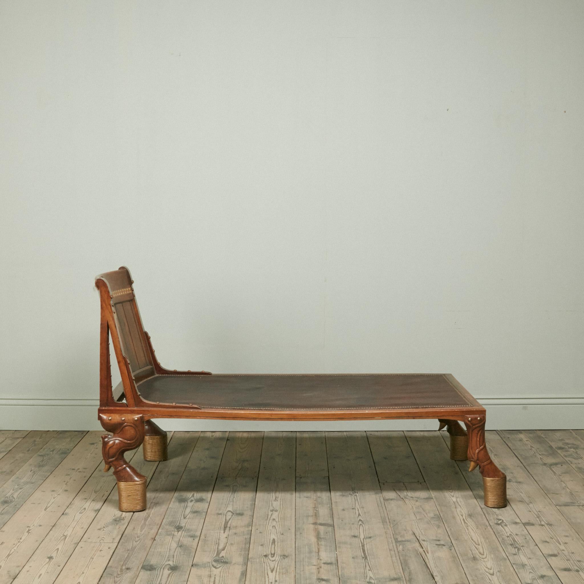 Ein spektakuläres Nussbaumbett aus dem neunzehnten Jahrhundert im ägyptischen Revival-Stil

Mit geometrischer Einlage und akzentuiert stimulierten seilgebundenen Huffüßen

Höhe: 110 cm, 43 1/2″
Länge: 188 cm, 74