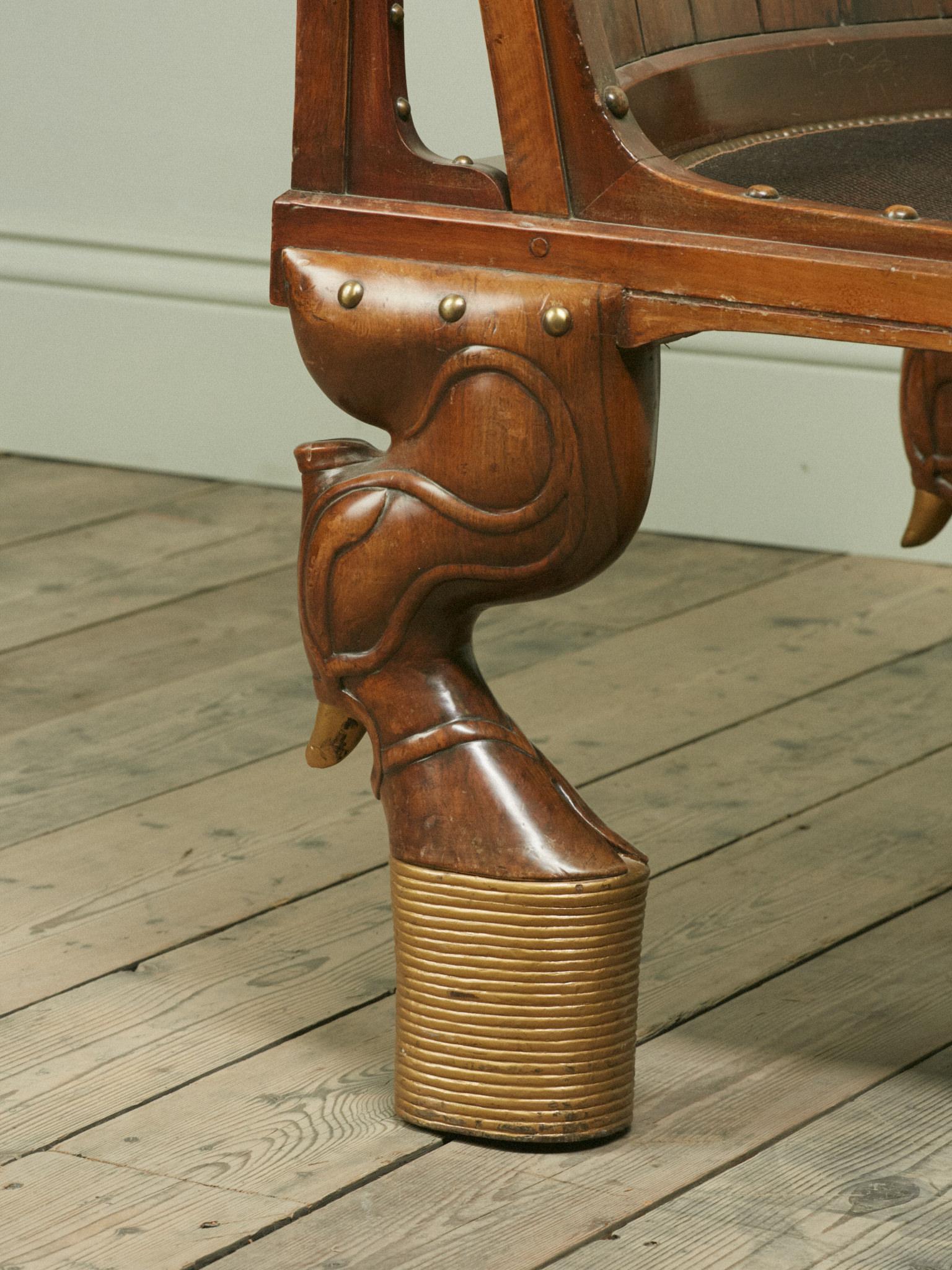 Ein spektakuläres Nussbaumbett aus dem neunzehnten Jahrhundert im ägyptischen Revival-Stil (Unbekannt) im Angebot