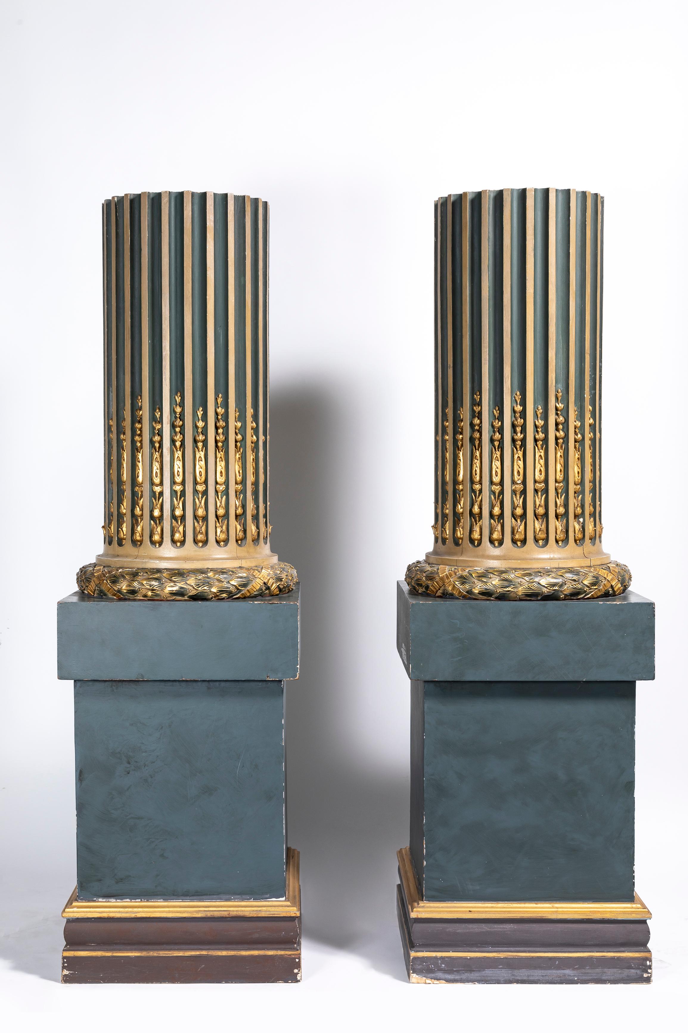Ein spektakuläres Paar italienischer bemalter und vergoldeter Säulensockel aus dem 19. Dieses Paar bemalter und vergoldeter Holzsäulen im Louis-XVI-Stil hat runde, kannelierte Spitzen mit vergoldeten Blumenmotiven zwischen den Kanneluren.  Die