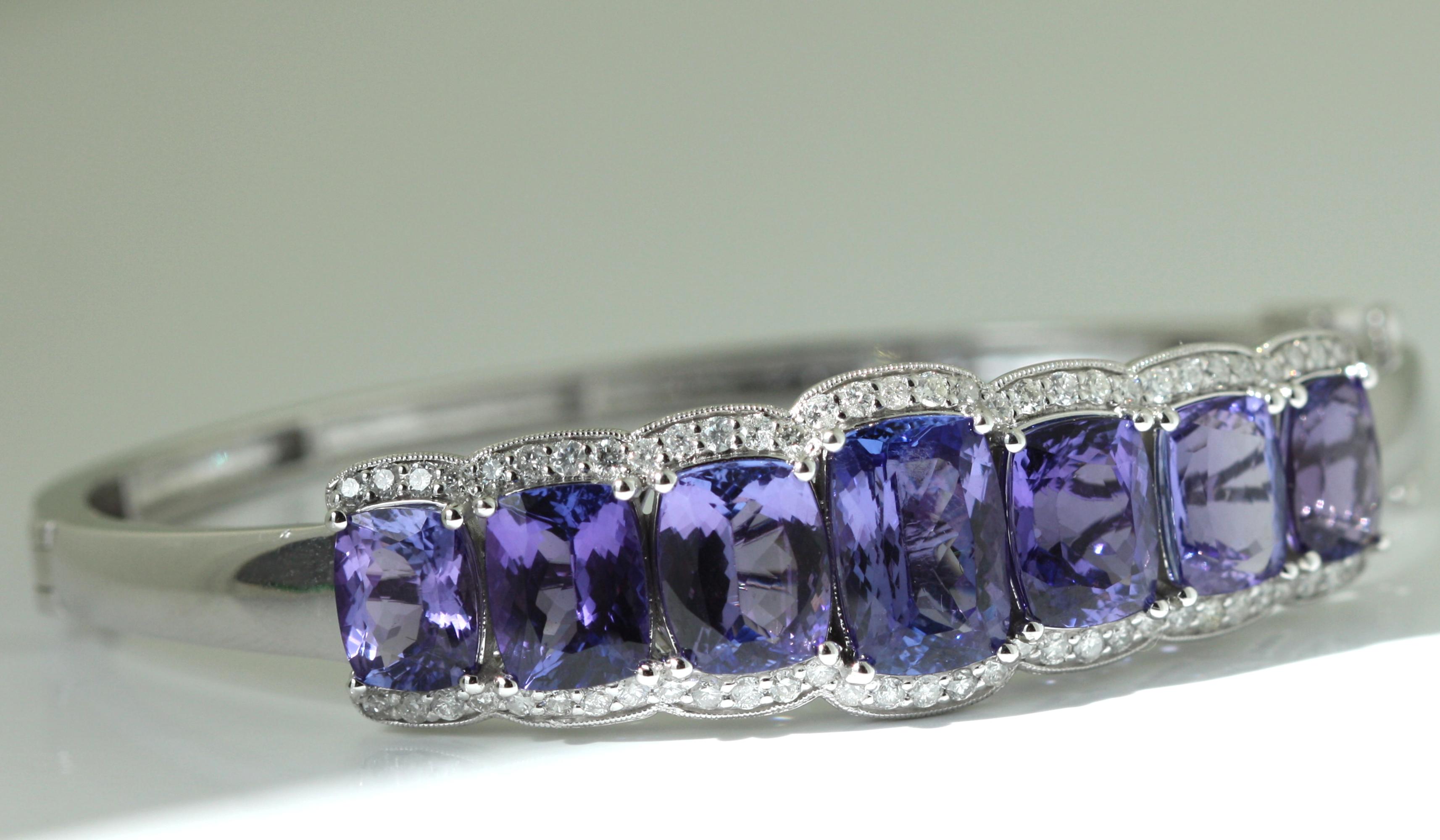 
Ein spektakuläres Armband aus Tansanit und Diamant
Dieses exquisite Armband von außergewöhnlicher Handwerkskunst besteht aus sieben Tansaniten im Kissenschliff mit einem Gesamtgewicht von ca. 21,03 Karat, von denen jeder einen satten, lebhaften