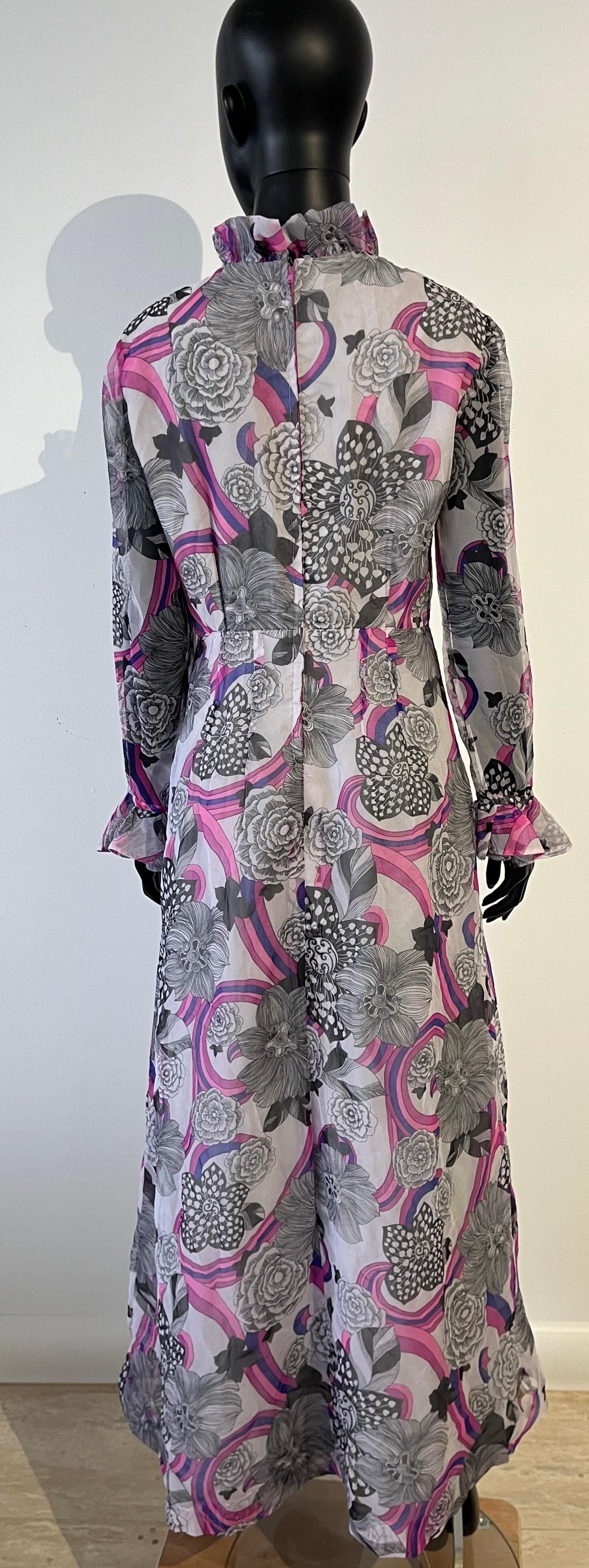 A spectacular vintage 1970’s patterned long evening dress In Good Condition For Sale In COLLINGWOOD, AU