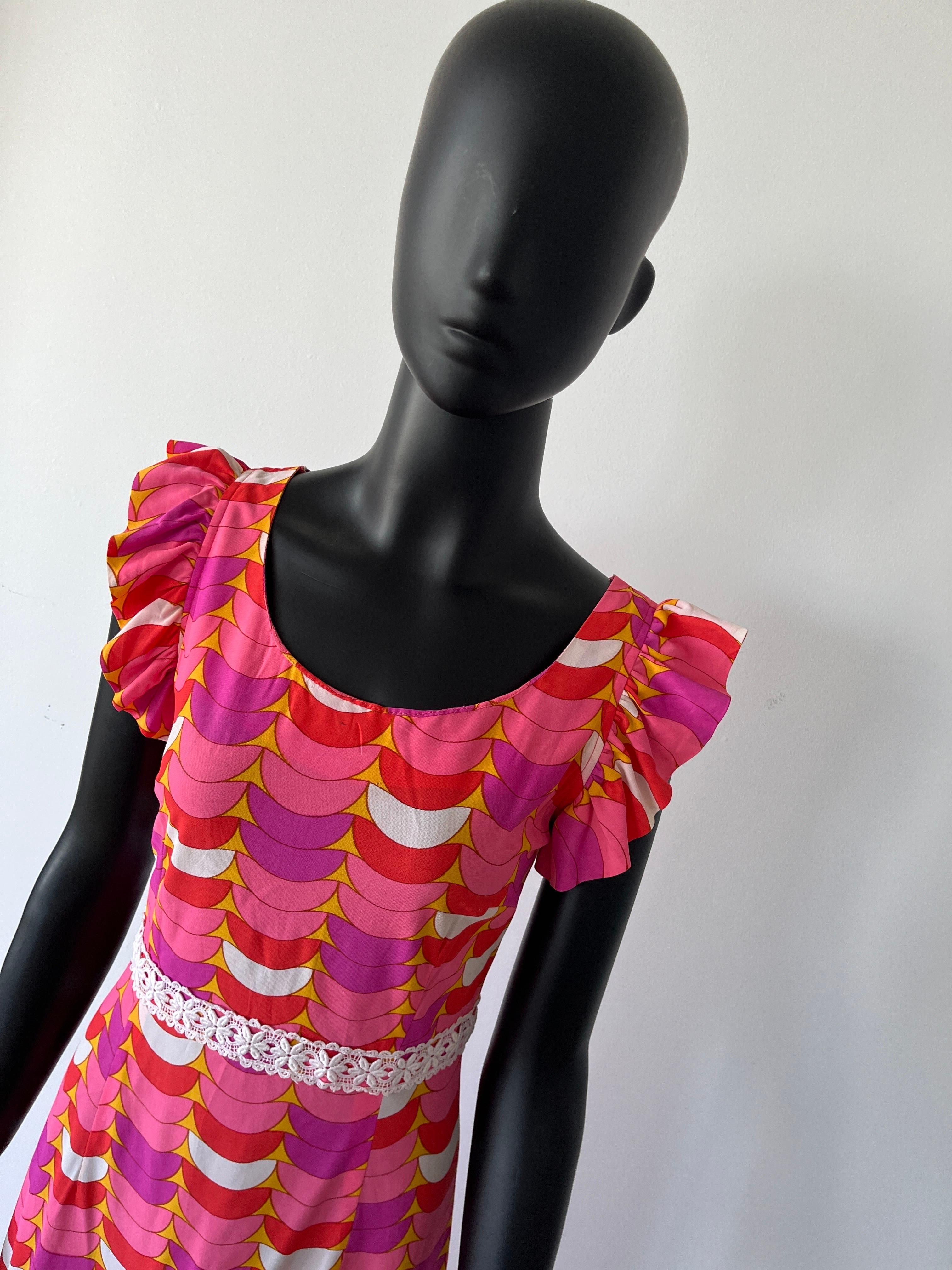 This really is a spectacular piece of 1970’s evening wear, a brightly patterned long dress with flouncy frill sleeve with contrast lace waist detail. 

The retro abstract print is fantastic in multi colour hues. 


Size Small 

An incredible dress