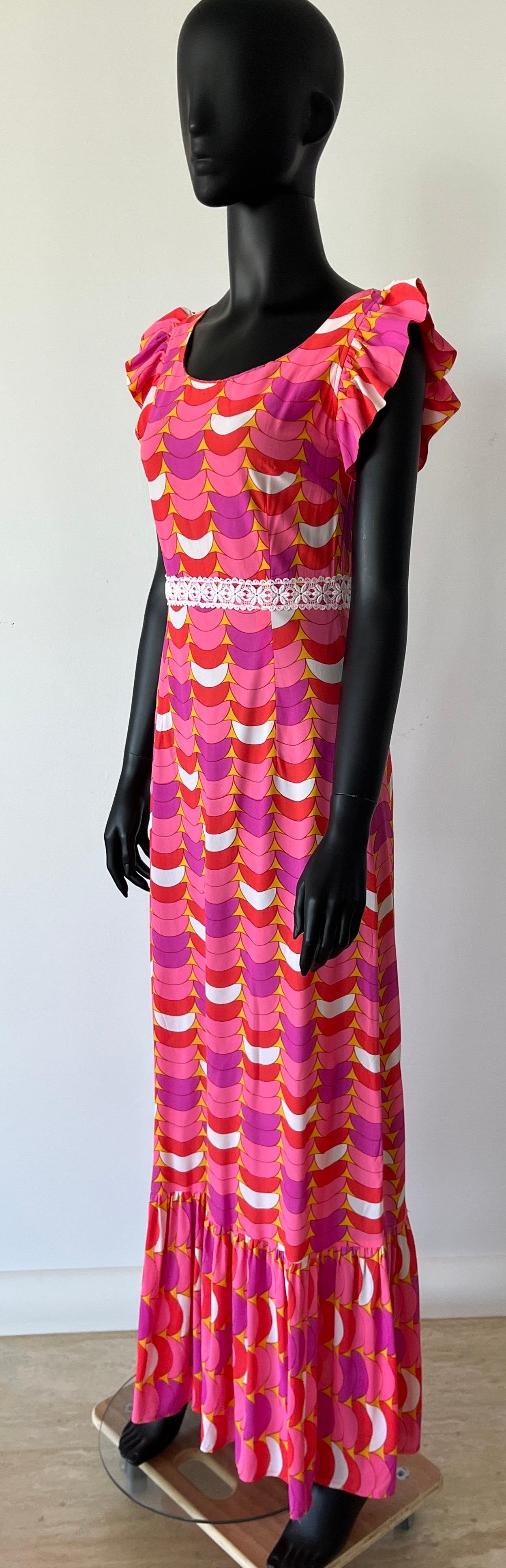A spectacular vintage 1970’s patterned long evening dress with lace detail and f In Good Condition In COLLINGWOOD, AU