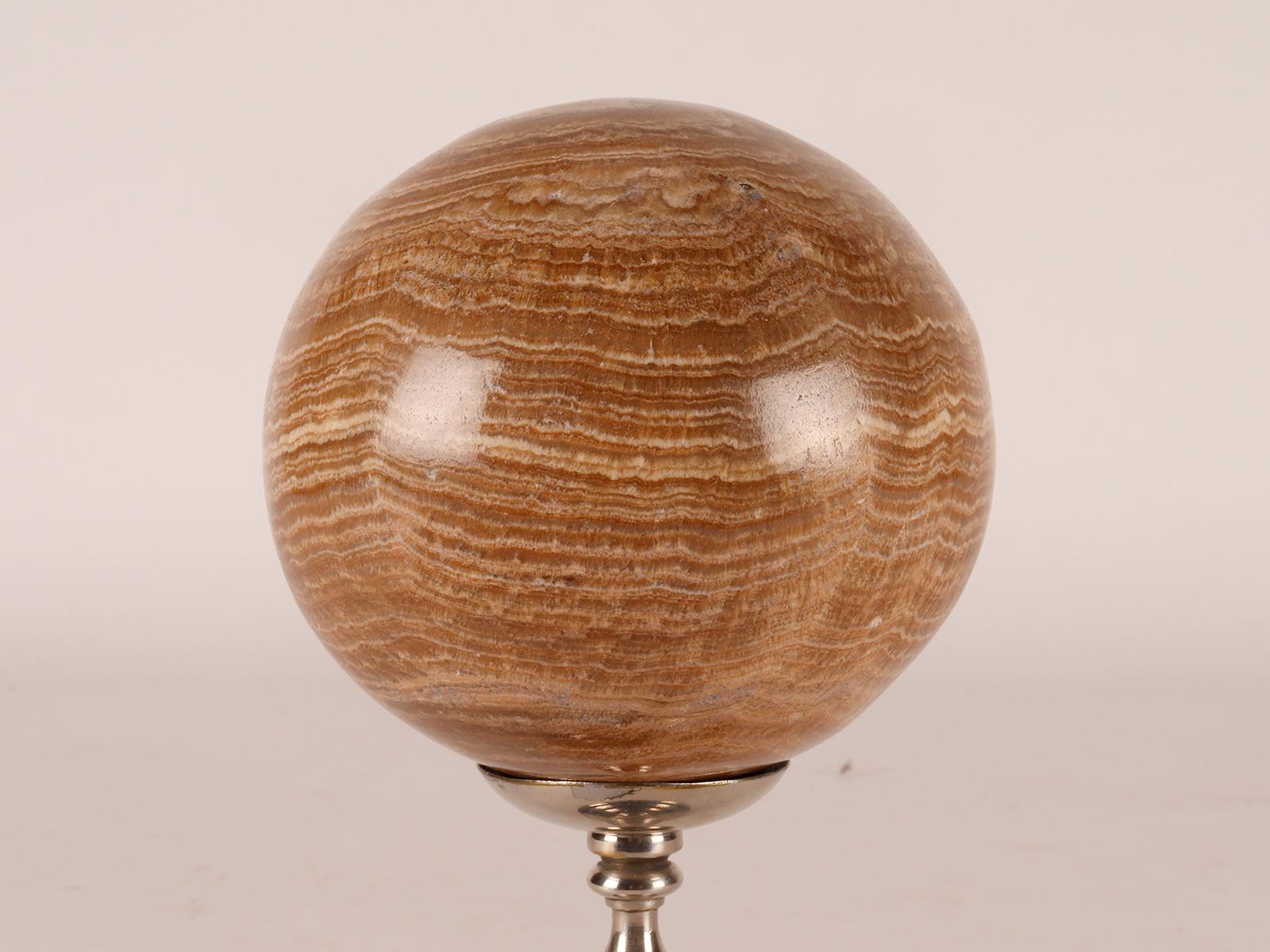 A sphere of Aragonite stone, Italy 1870.  In Good Condition For Sale In Milan, IT
