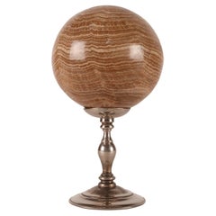 Una esfera de piedra de aragonito, Italia 1870.