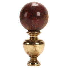 Une sphère de jaspe rouge, montée sur une base en laiton, Italie 1890.