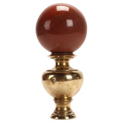 Une sphère de jaspe rouge, montée sur une base en laiton, Italie 1890.