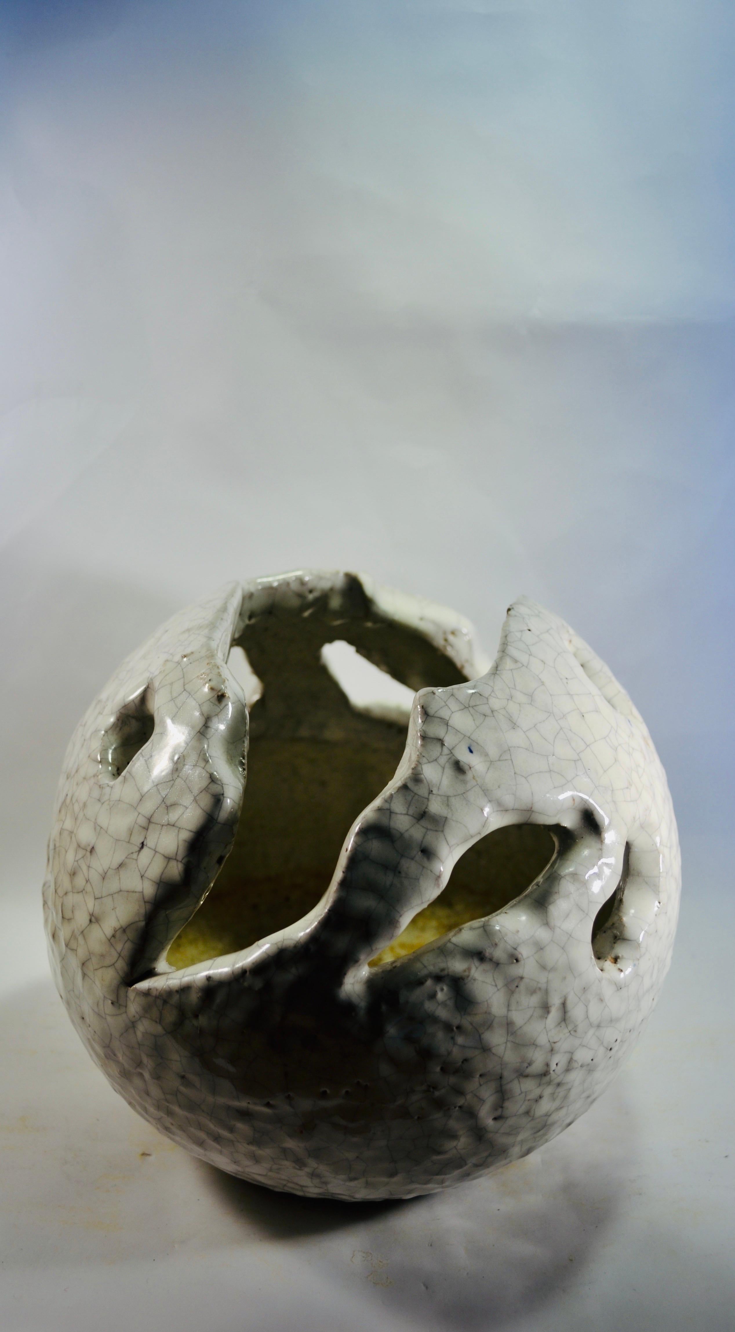 Artisanat Cache-pot sphérique en céramique blanche à l'émail craquelé France XXème siècle en vente