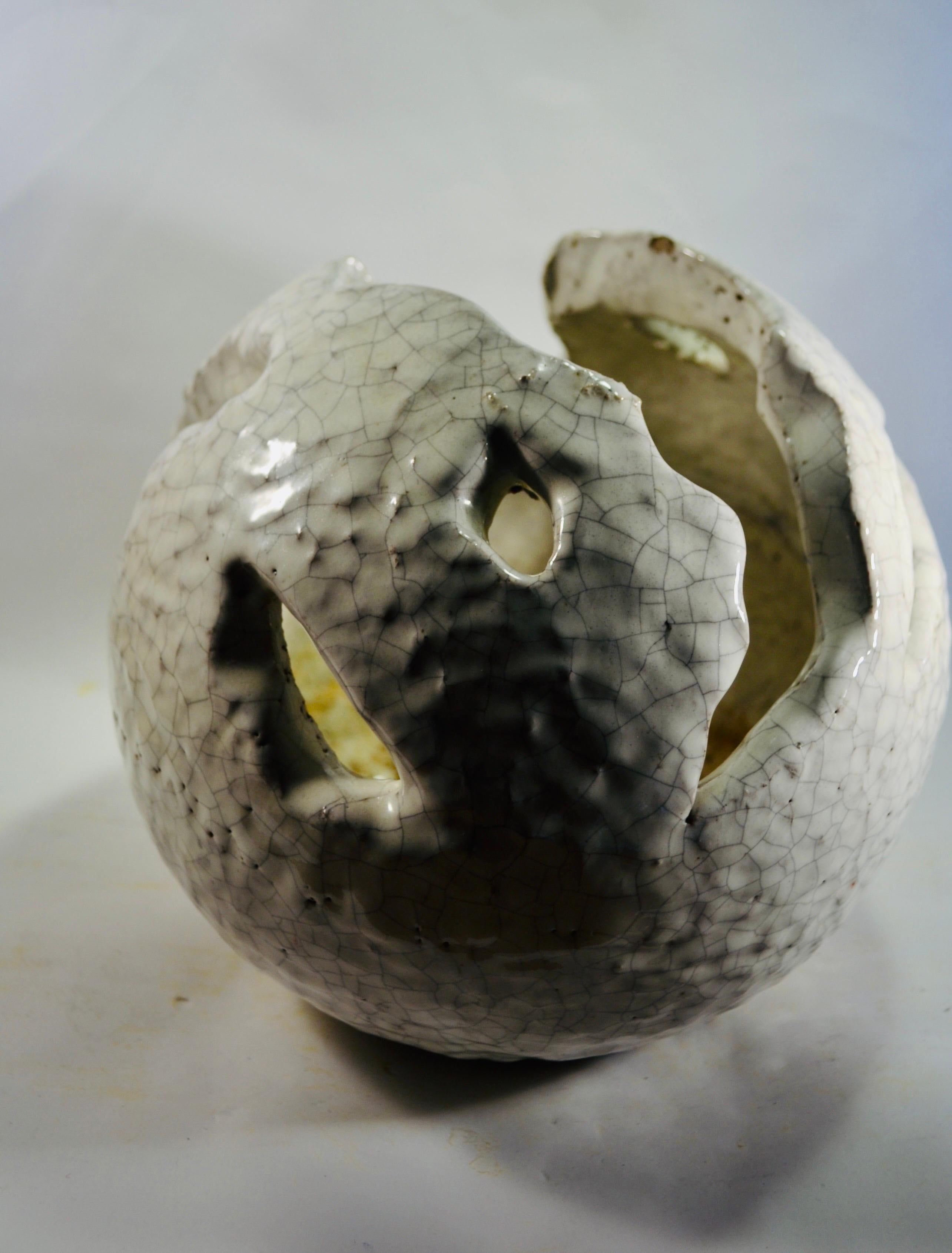 Français Cache-pot sphérique en céramique blanche à l'émail craquelé France XXème siècle en vente