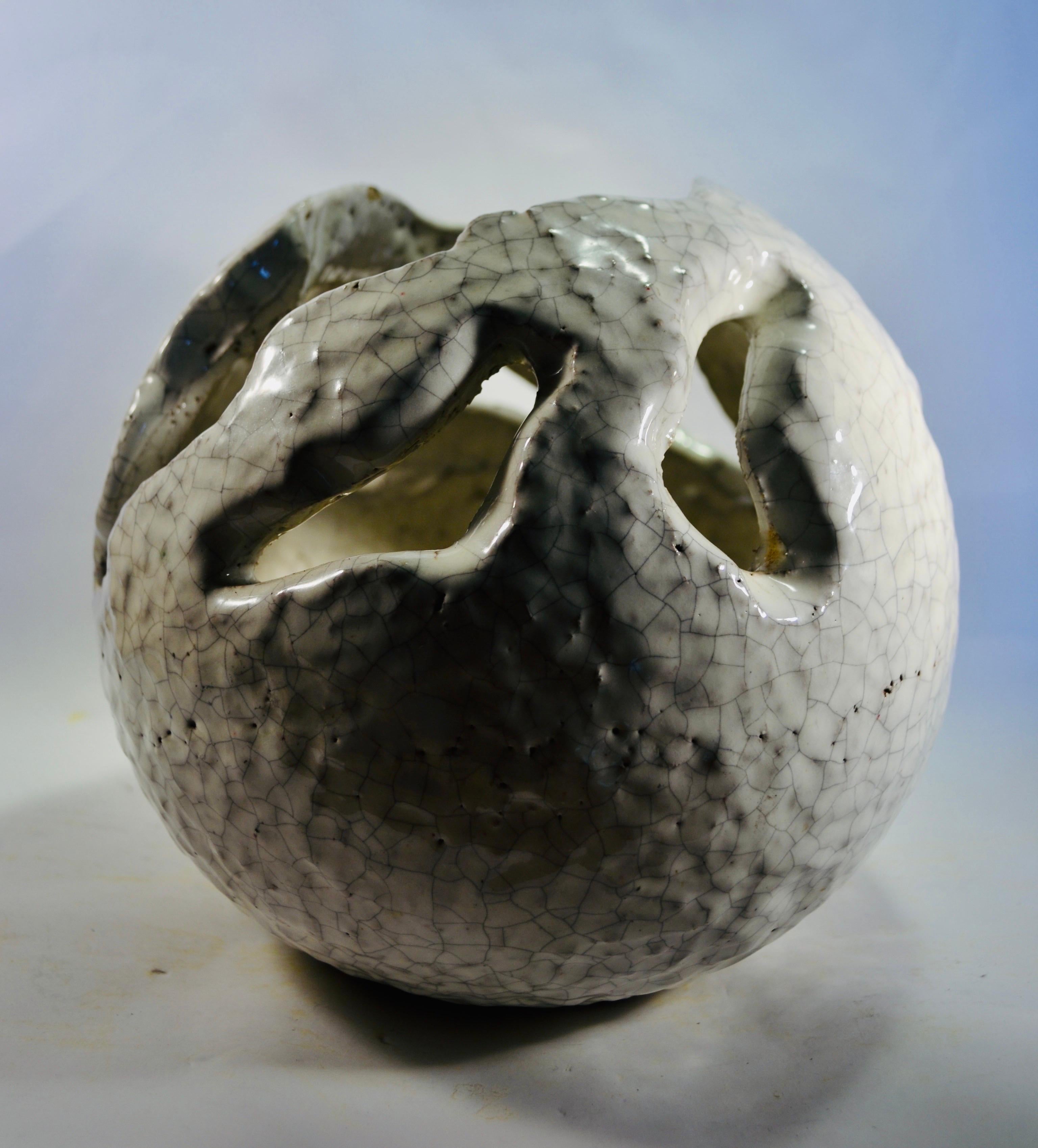 A spherical white ceramic cachepot with cracked enamel France XXth century In Good Condition For Sale In SOTTEVILLE-LÈS-ROUEN, FR