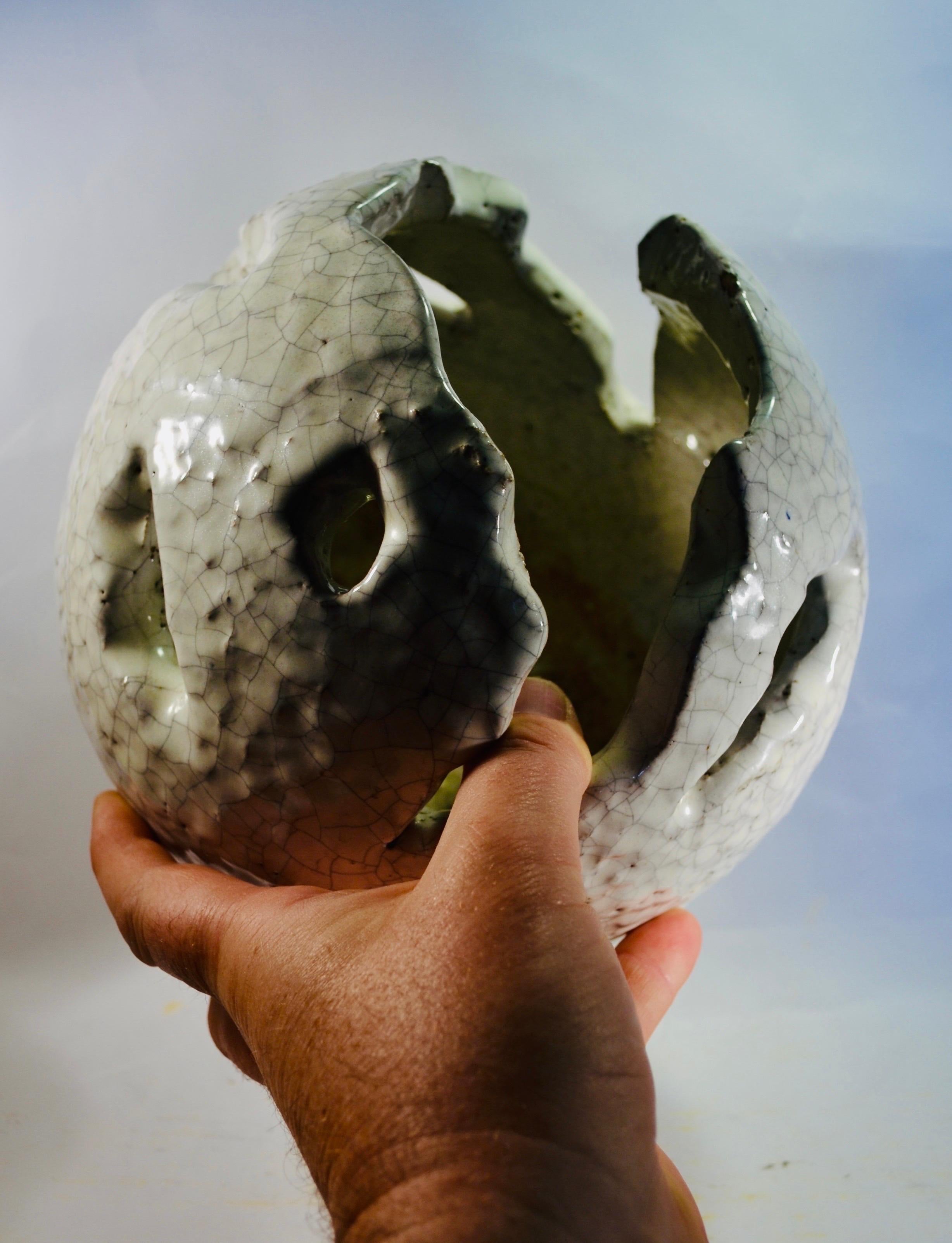 Céramique Cache-pot sphérique en céramique blanche à l'émail craquelé France XXème siècle en vente