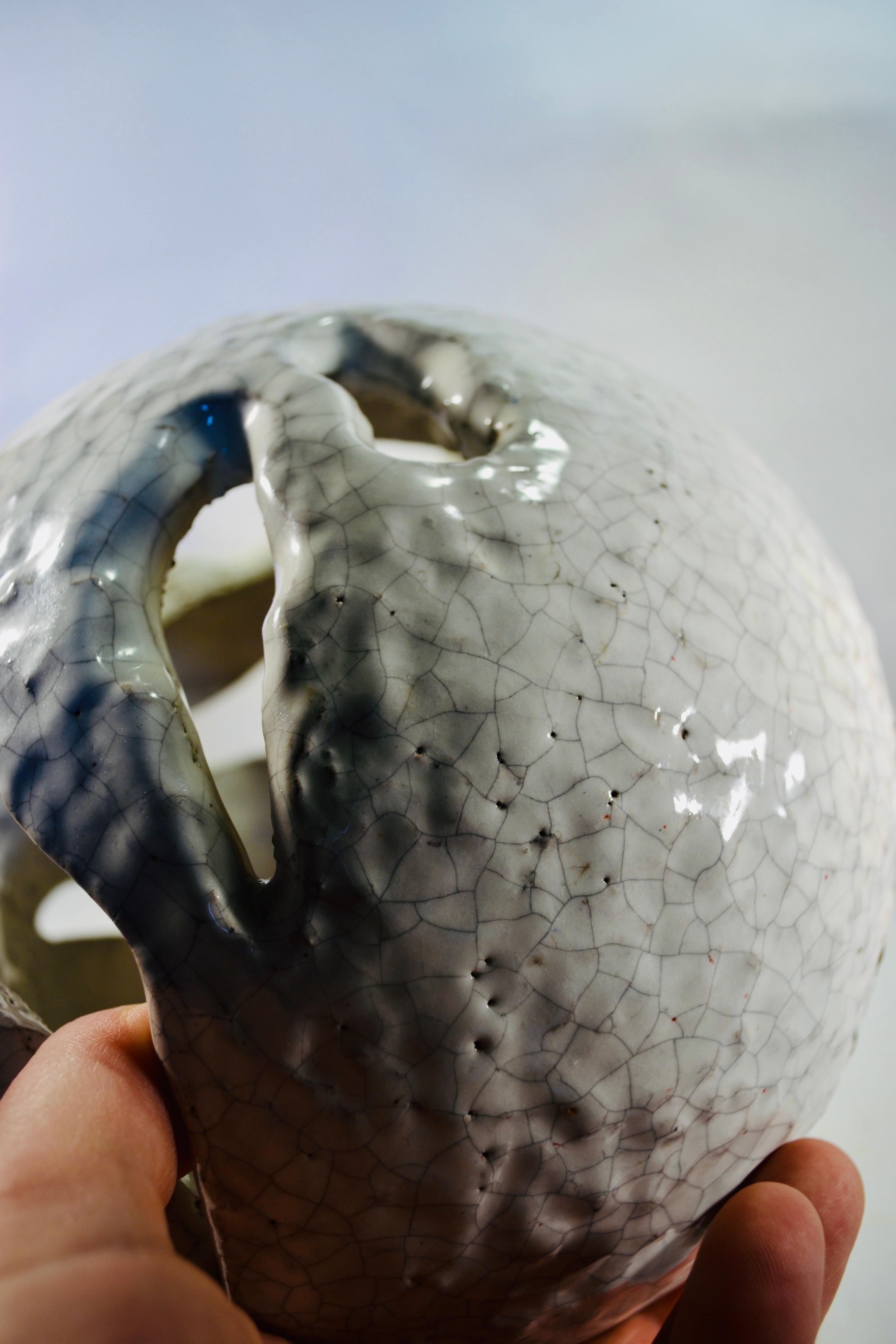Cache-pot sphérique en céramique blanche à l'émail craquelé France XXème siècle en vente 2