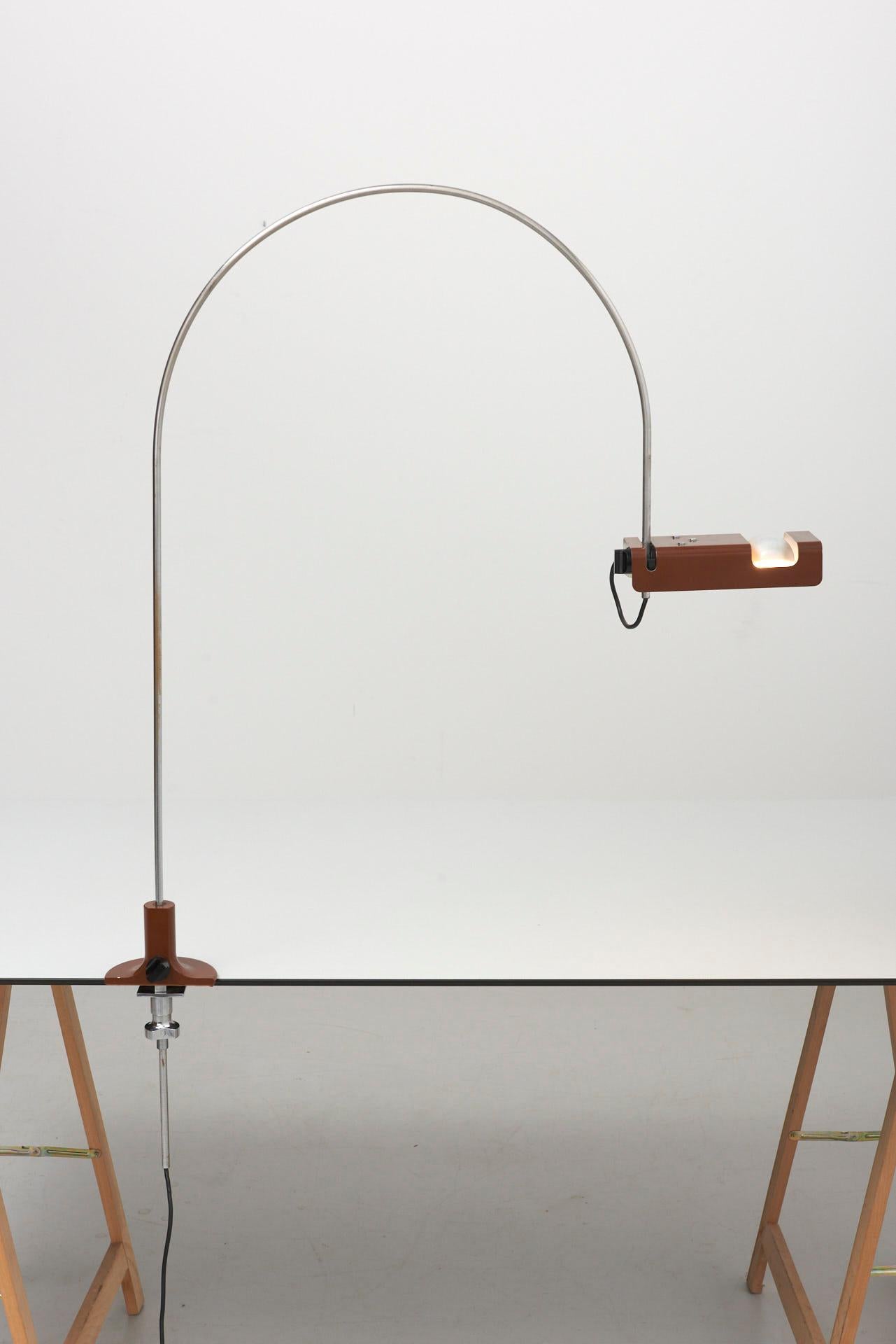 A 'Spider' table lamp in brown. Adjustable in height and direction. Design by Joe Colombo in 1967, produced by Oluce in Italy.