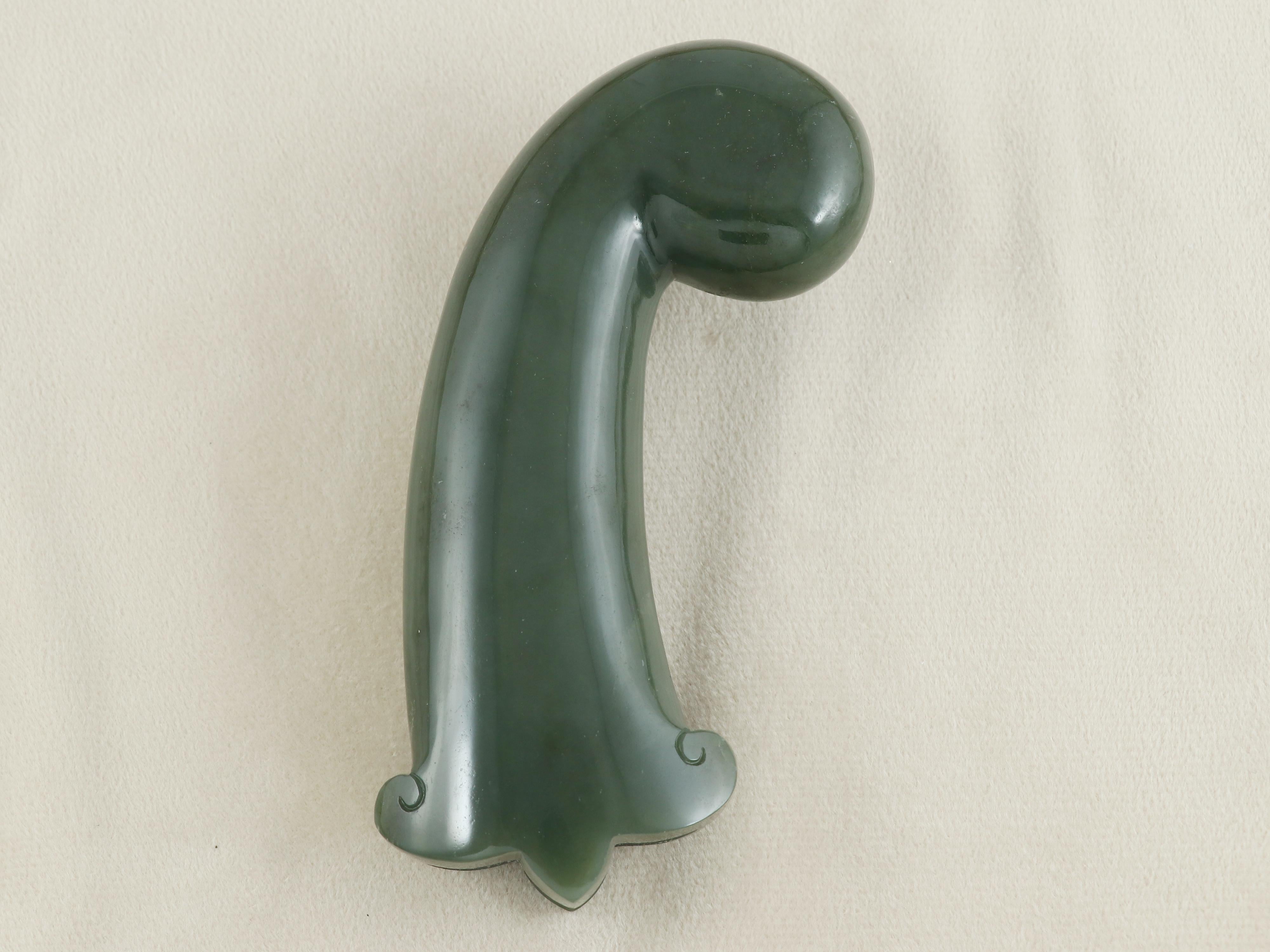 Empuñadura de jade de nefrita tallada a partir de un único trozo de roca, el atractivo de este elegante diseño reside principalmente en las perfectas proporciones de su empuñadura y en la excepcional masilla del jade en el que está tallada. Es un