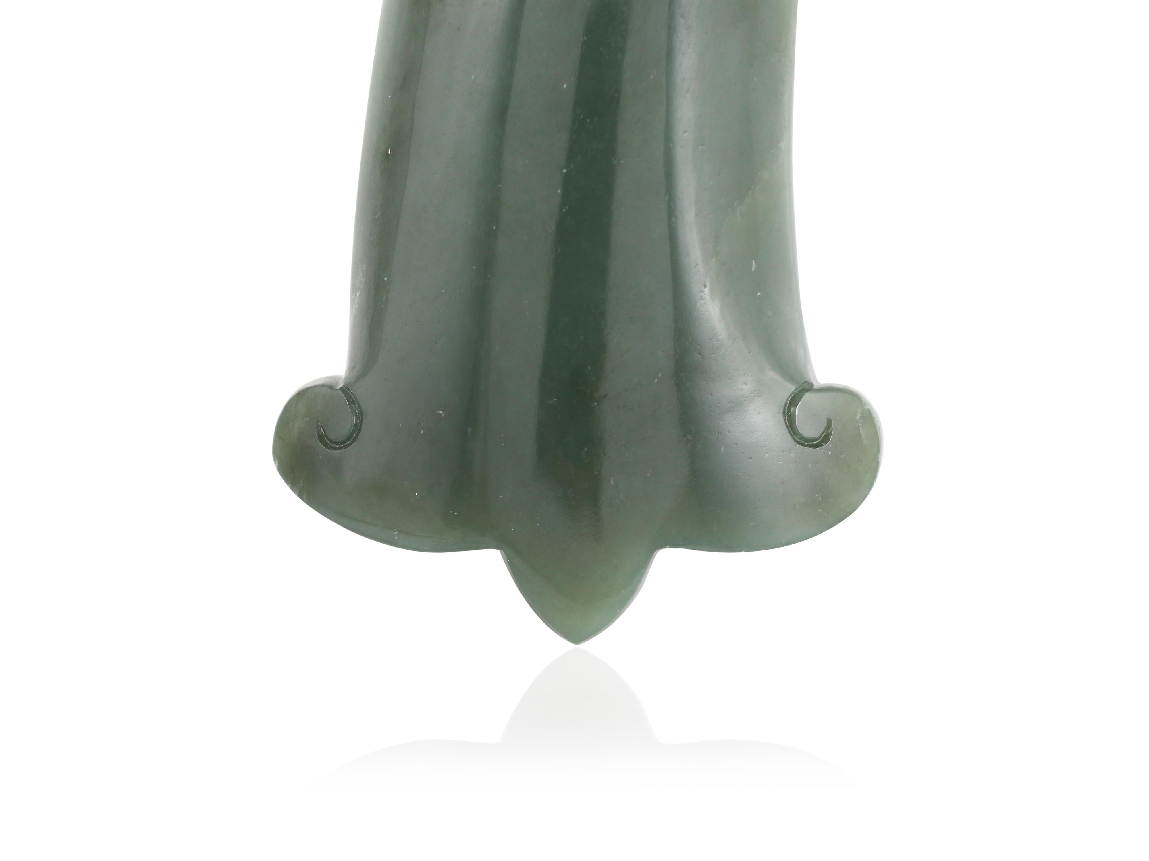 Una empuñadura de daga de jade de nefrita verde espinaca Arte y armadura asiáticos Tumbled en venta