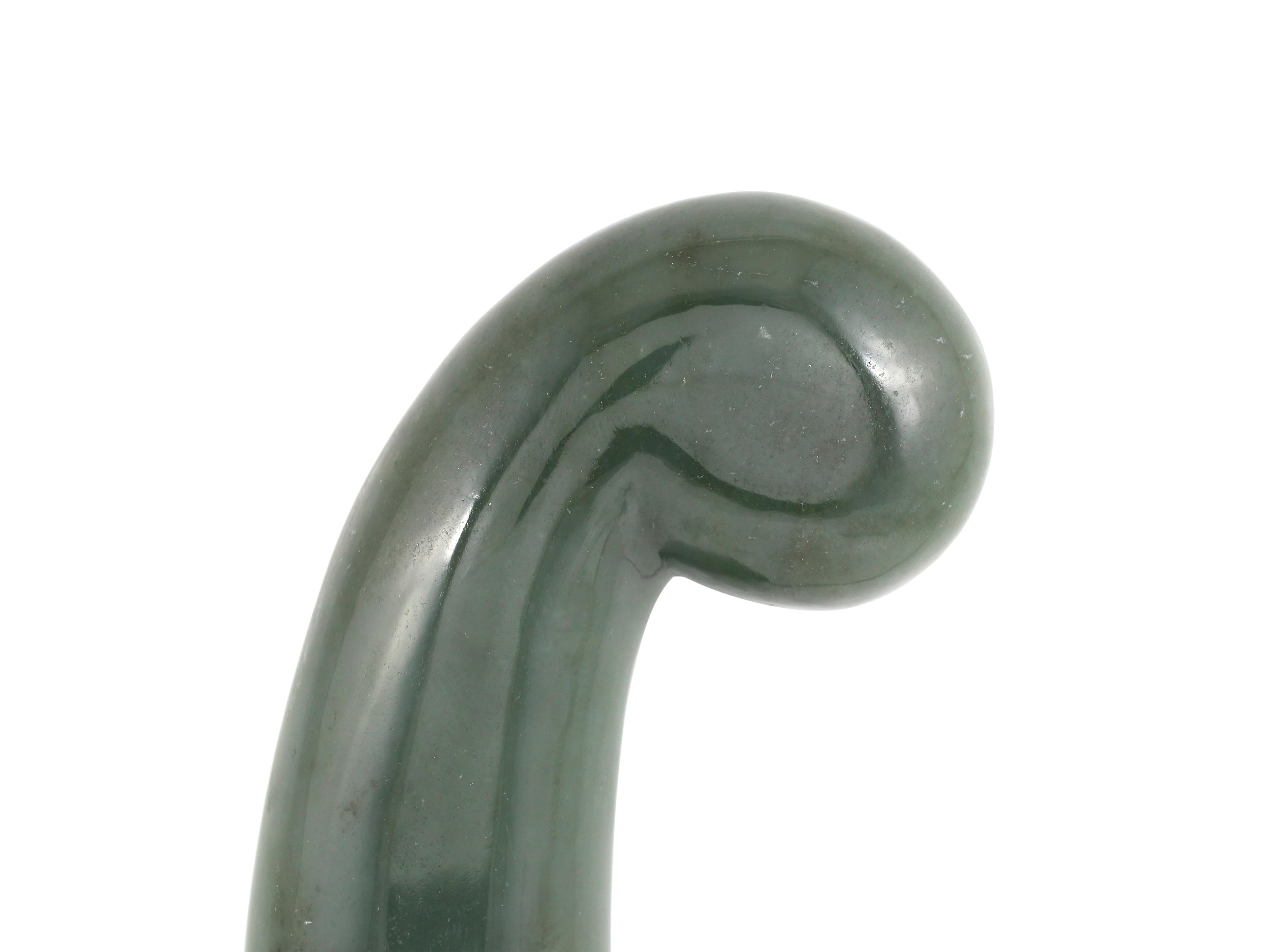 Una empuñadura de daga de jade de nefrita verde espinaca Arte y armadura asiáticos en Excelente estado para la venta en Bangkok,, TH