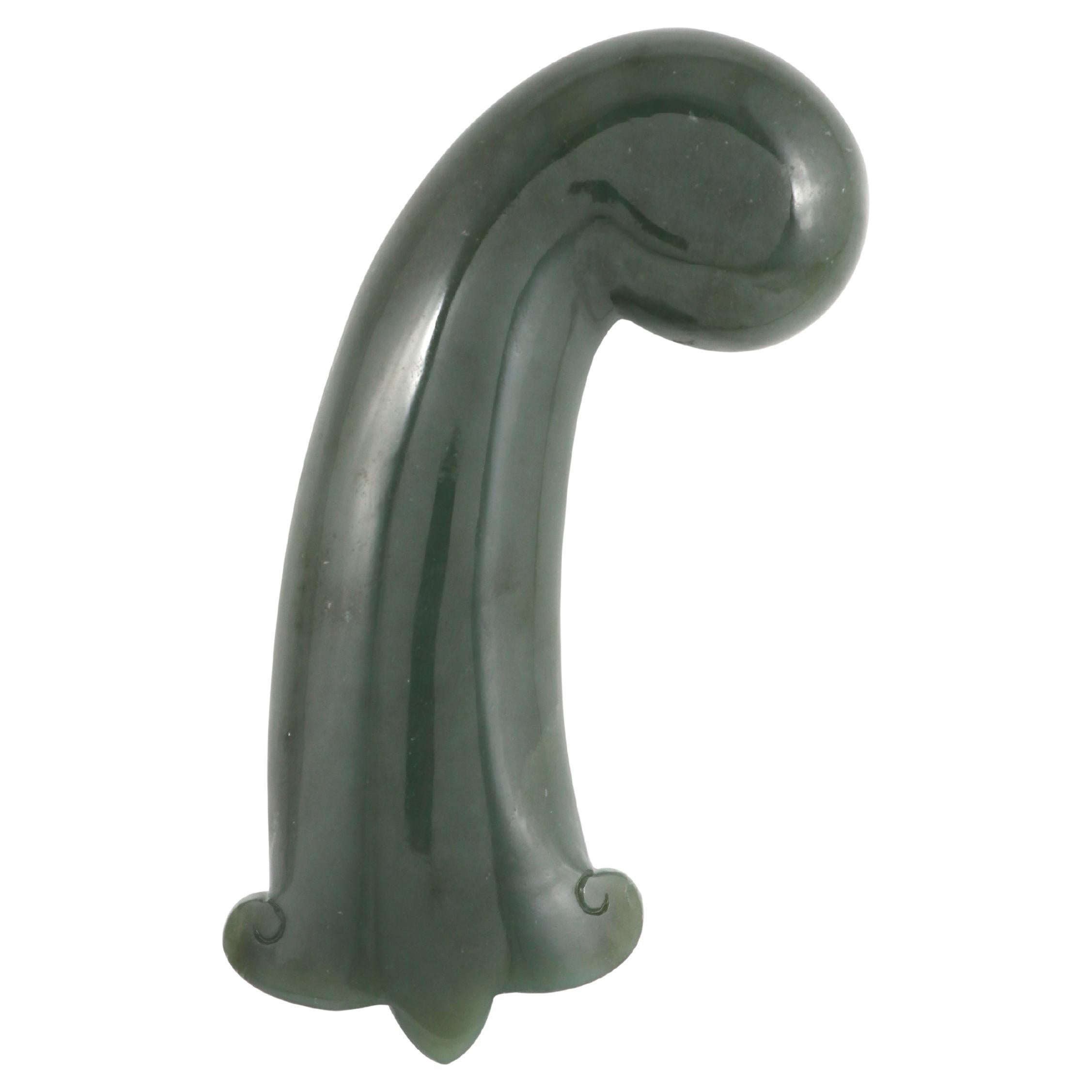 Una empuñadura de daga de jade de nefrita verde espinaca Arte y armadura asiáticos en venta