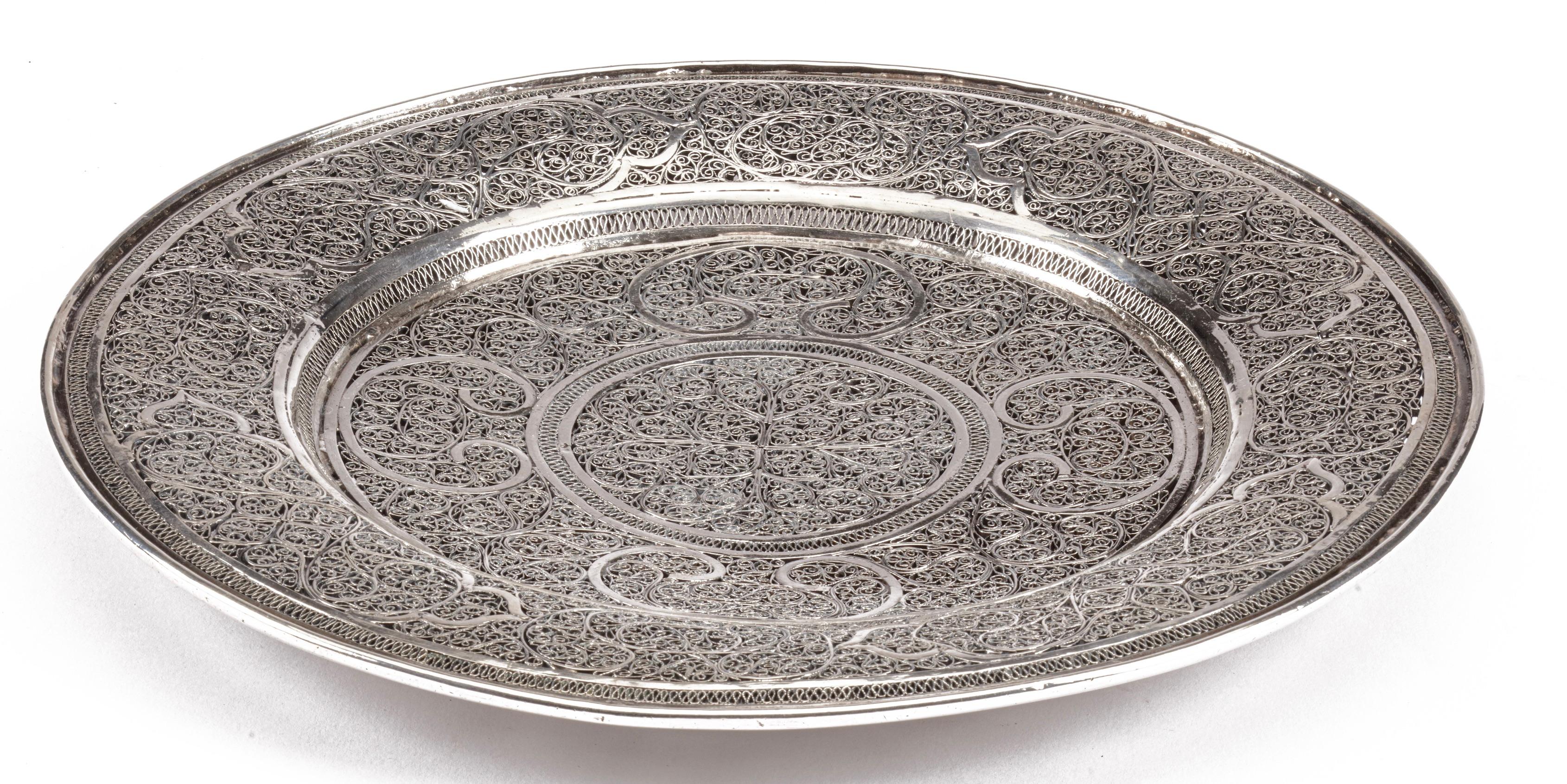 Splendid and Heavy Late 17th Century Dutch-Colonial Silver Filigree Salver For Sale 4