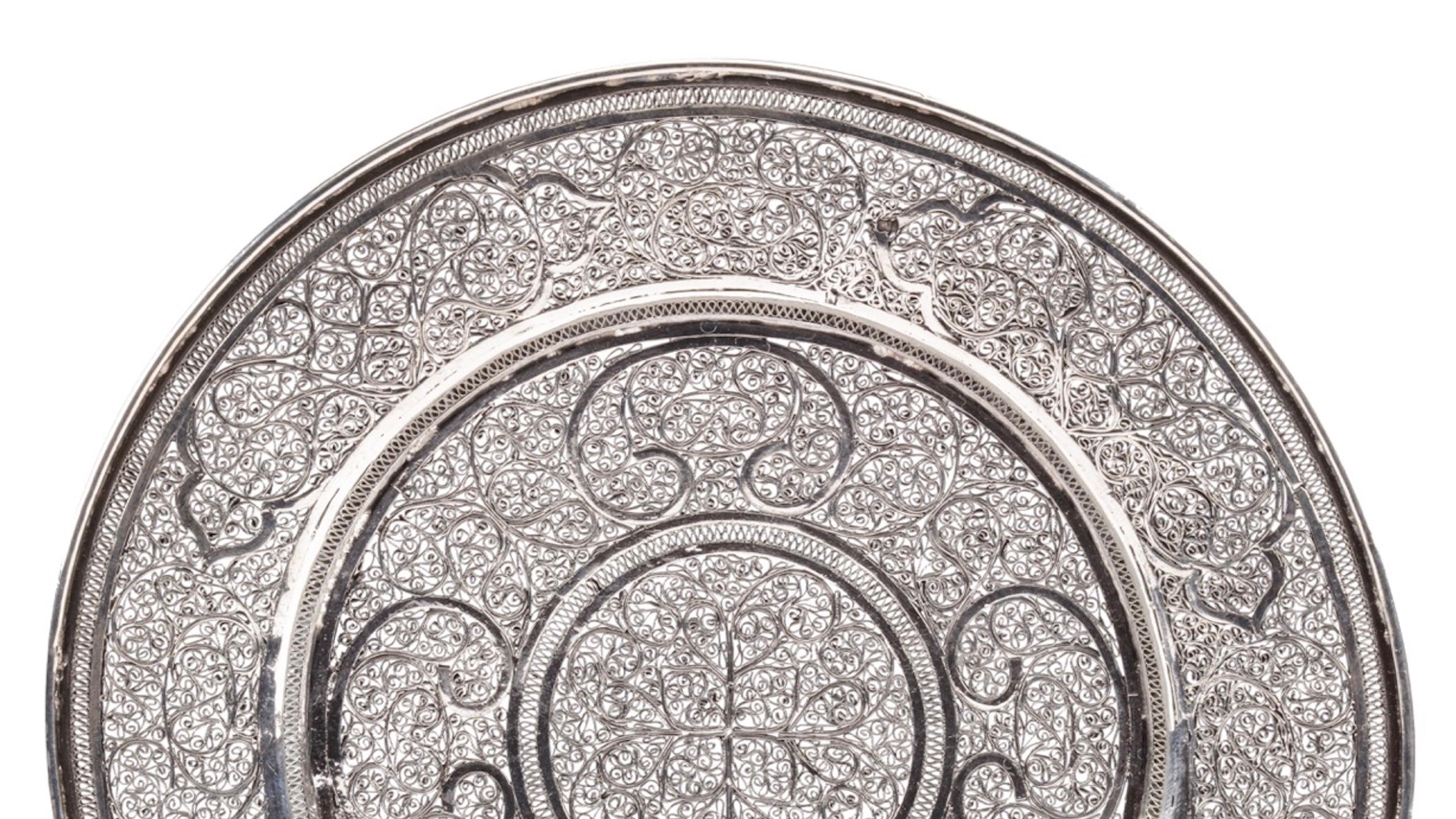 A splendid and heavy Dutch-colonial silver filigree salver

Indonesia, Batavia (Jakarta) or possibly Padang, West Sumatra, 2nd half 17th century


Diam. 22.9 cm
Weight 551 grams

This filigree-work was probably done by Chinese masters