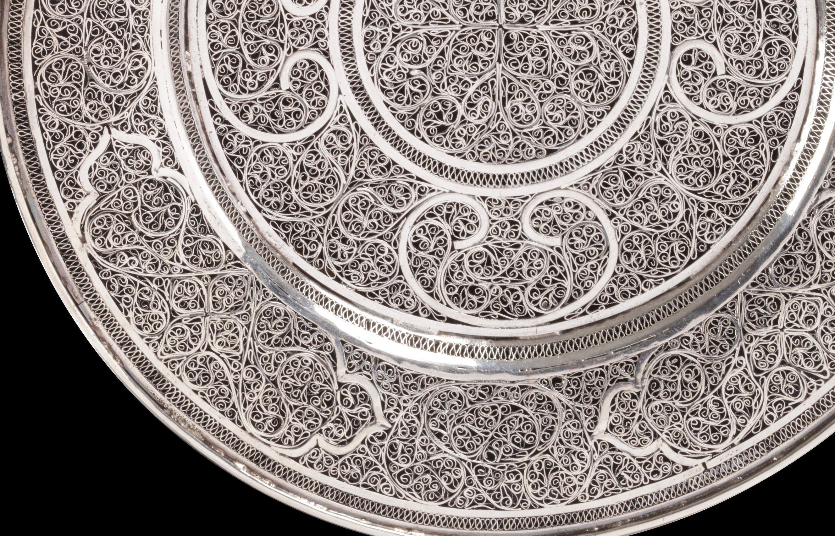Splendid and Heavy Late 17th Century Dutch-Colonial Silver Filigree Salver For Sale 3