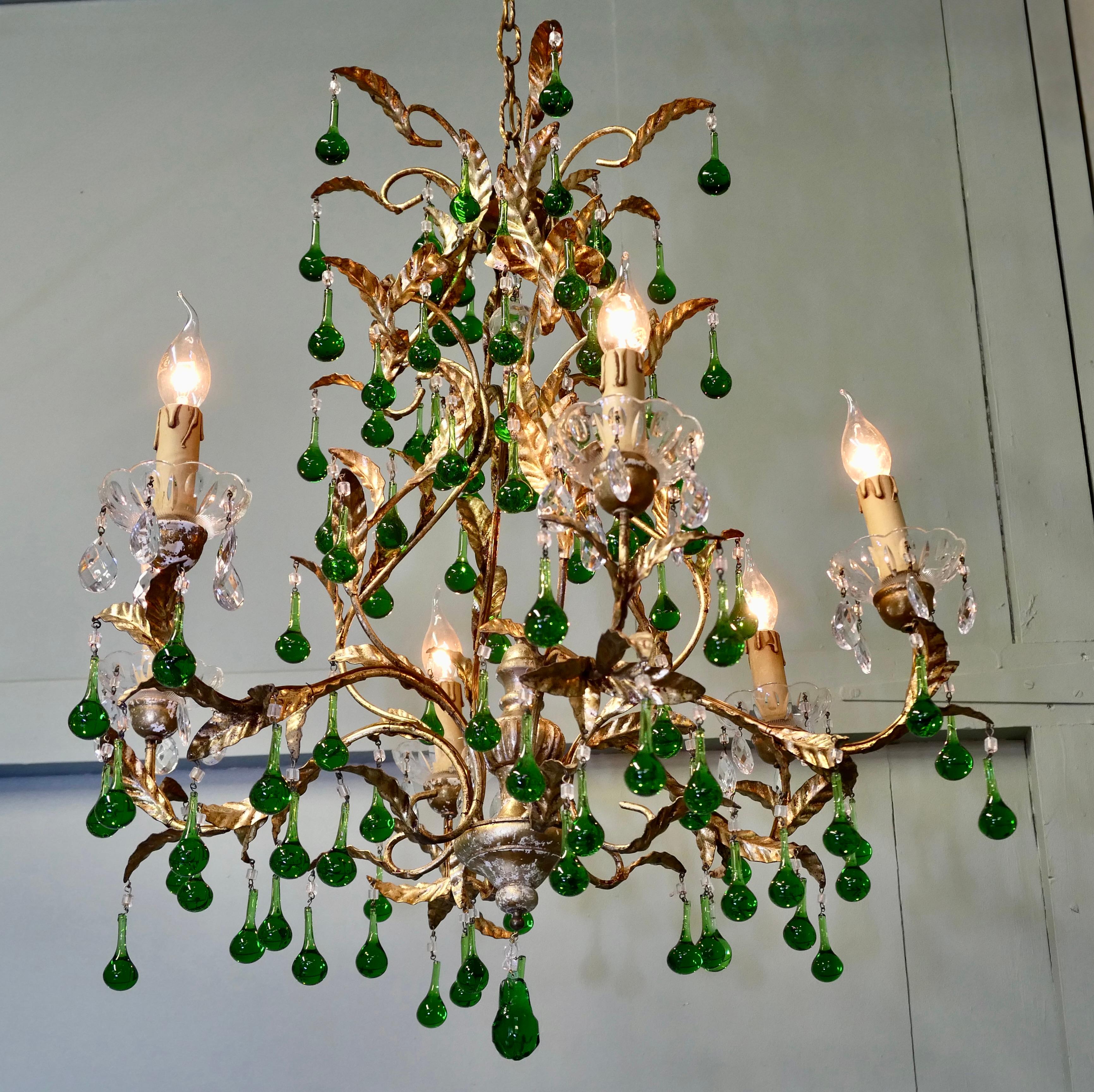 Stile provenzale Uno splendido lampadario francese a 6 bracci in verde smeraldo e oro in vendita
