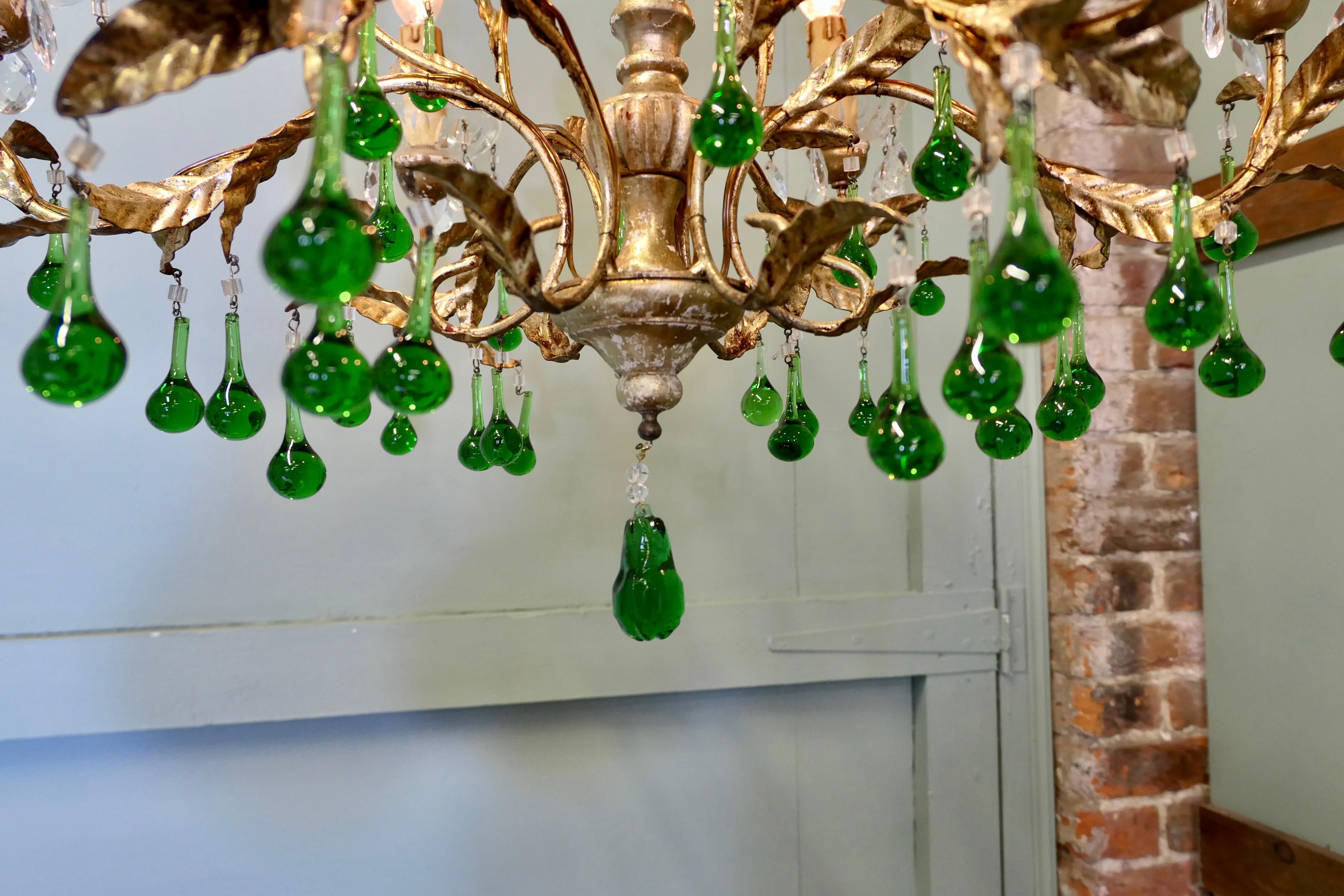 Uno splendido lampadario francese a 6 bracci in verde smeraldo e oro In condizioni buone in vendita a Godshill, Isle of Wight