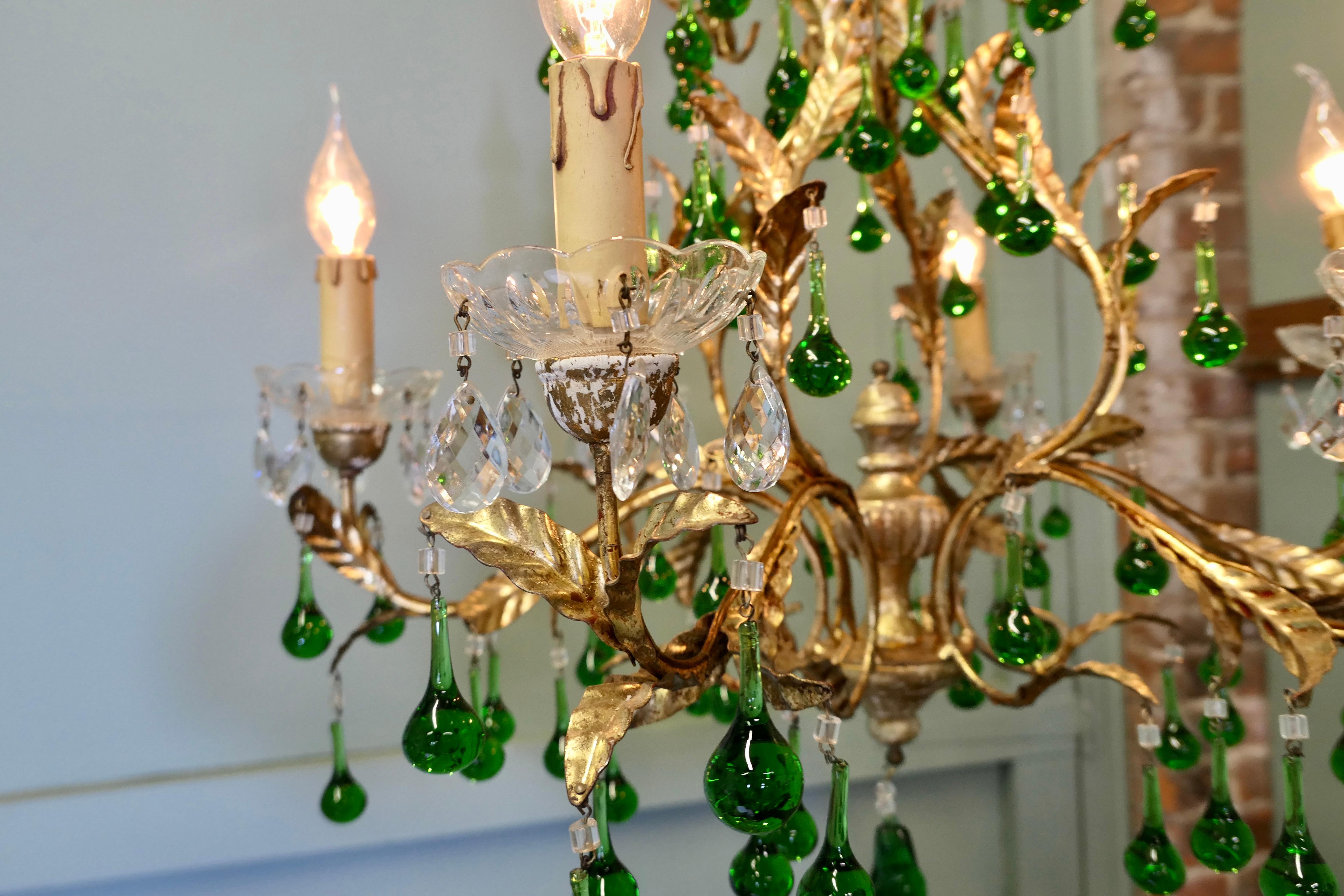Inizio XX secolo Uno splendido lampadario francese a 6 bracci in verde smeraldo e oro in vendita