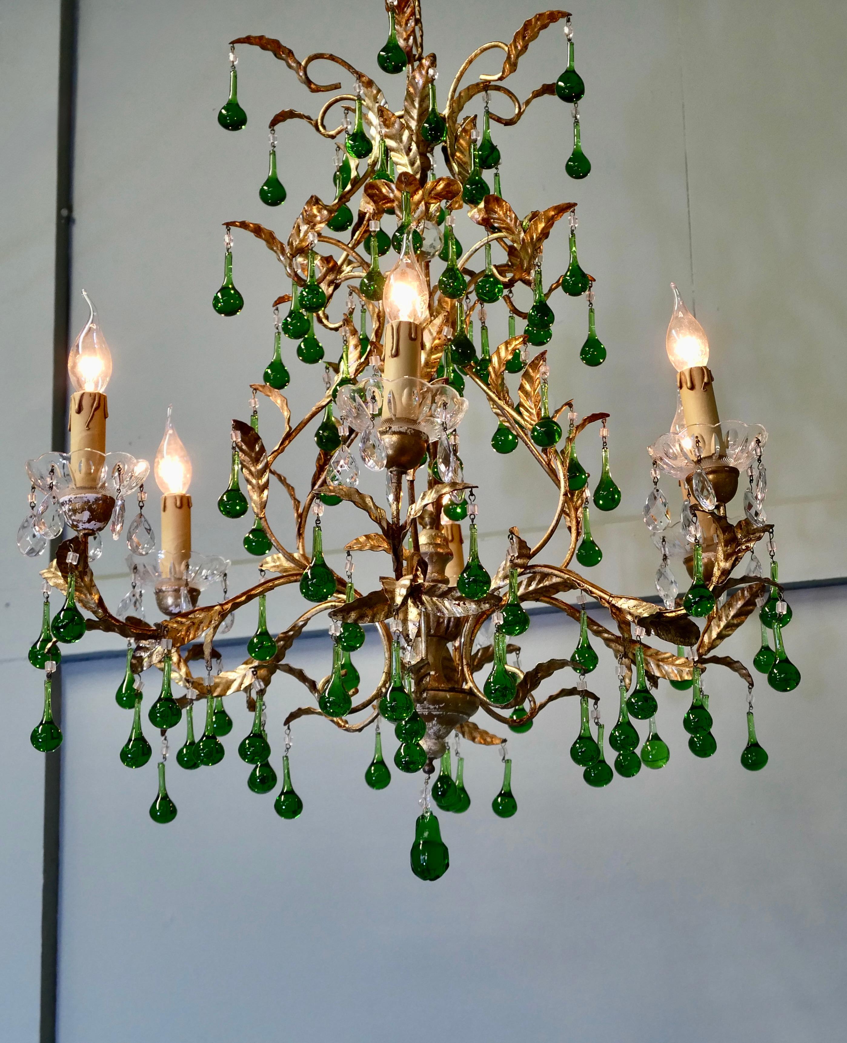 Cristallo Uno splendido lampadario francese a 6 bracci in verde smeraldo e oro in vendita