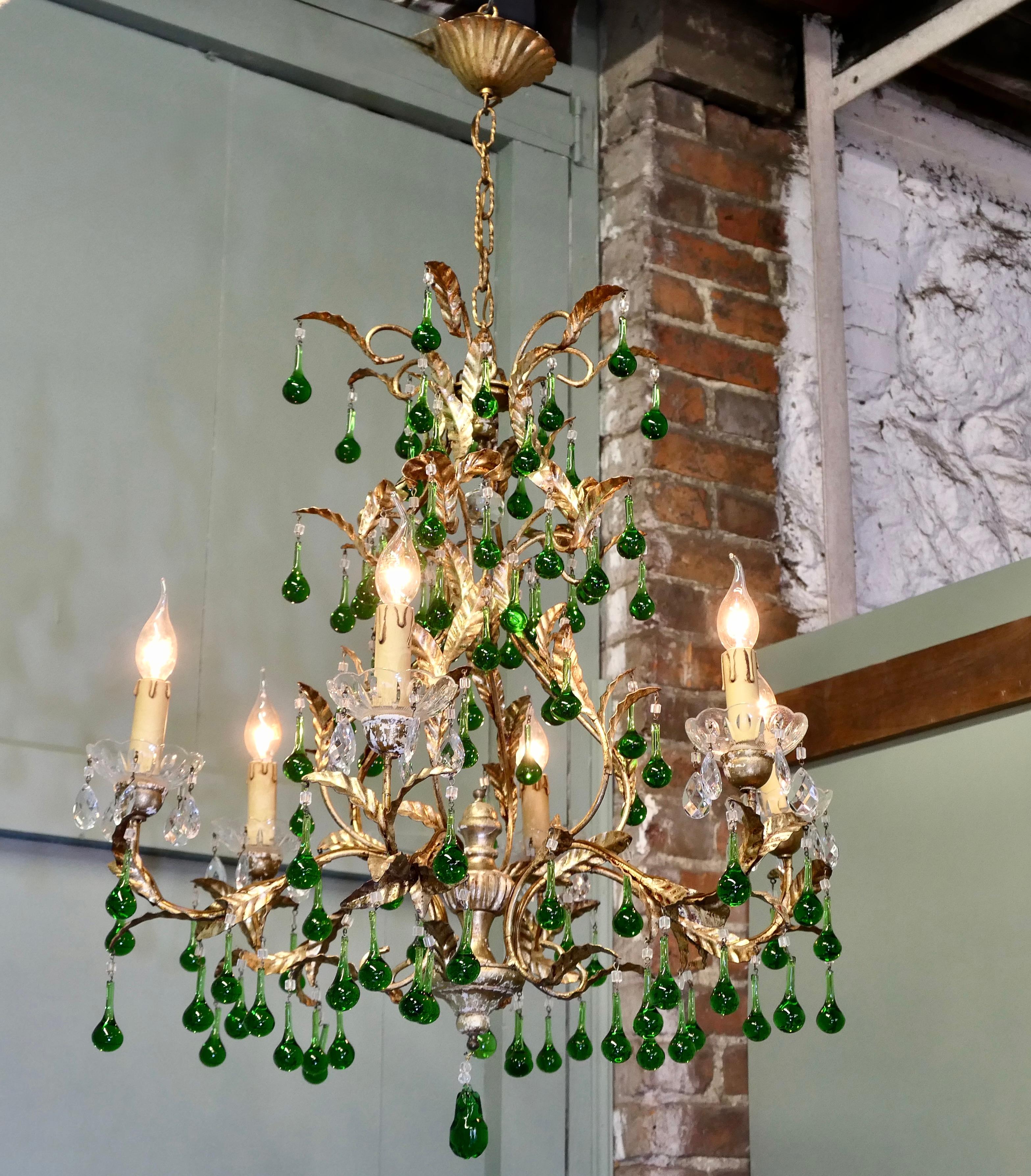 Uno splendido lampadario francese a 6 bracci in verde smeraldo e oro in vendita 1