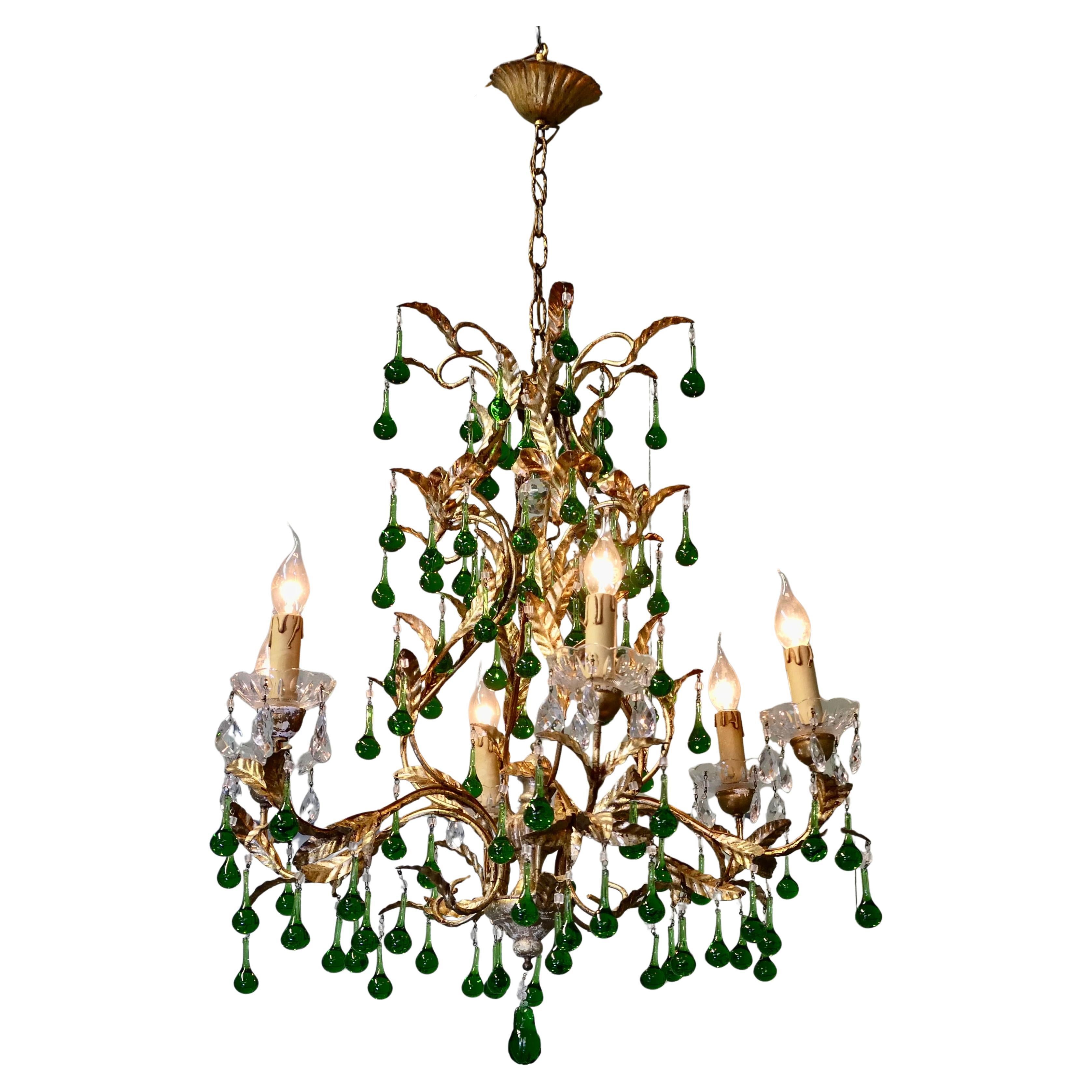 Uno splendido lampadario francese a 6 bracci in verde smeraldo e oro in vendita