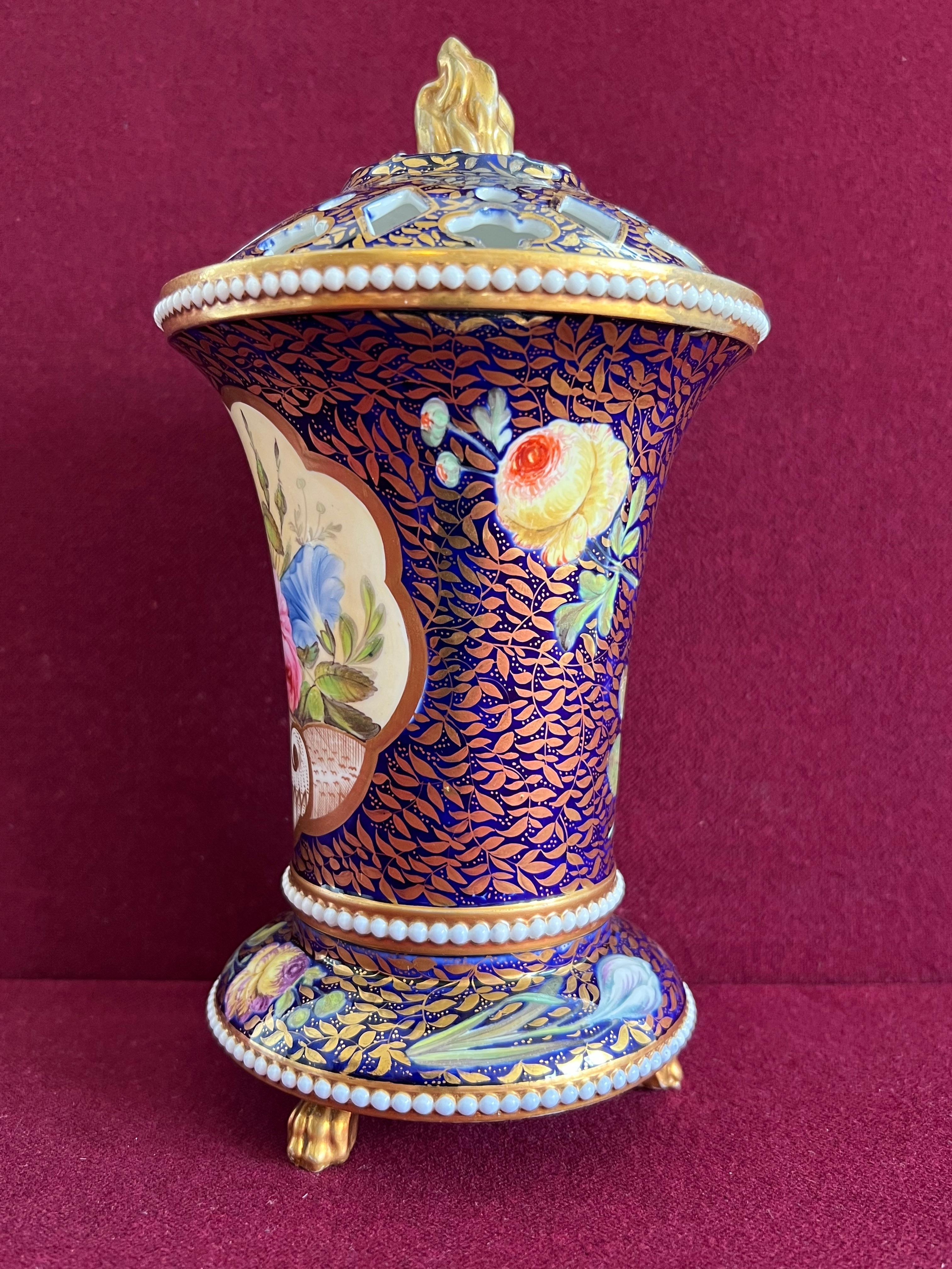 Anglais Vase Pourri en porcelaine perlée Spode, vers 1820-1825 en vente