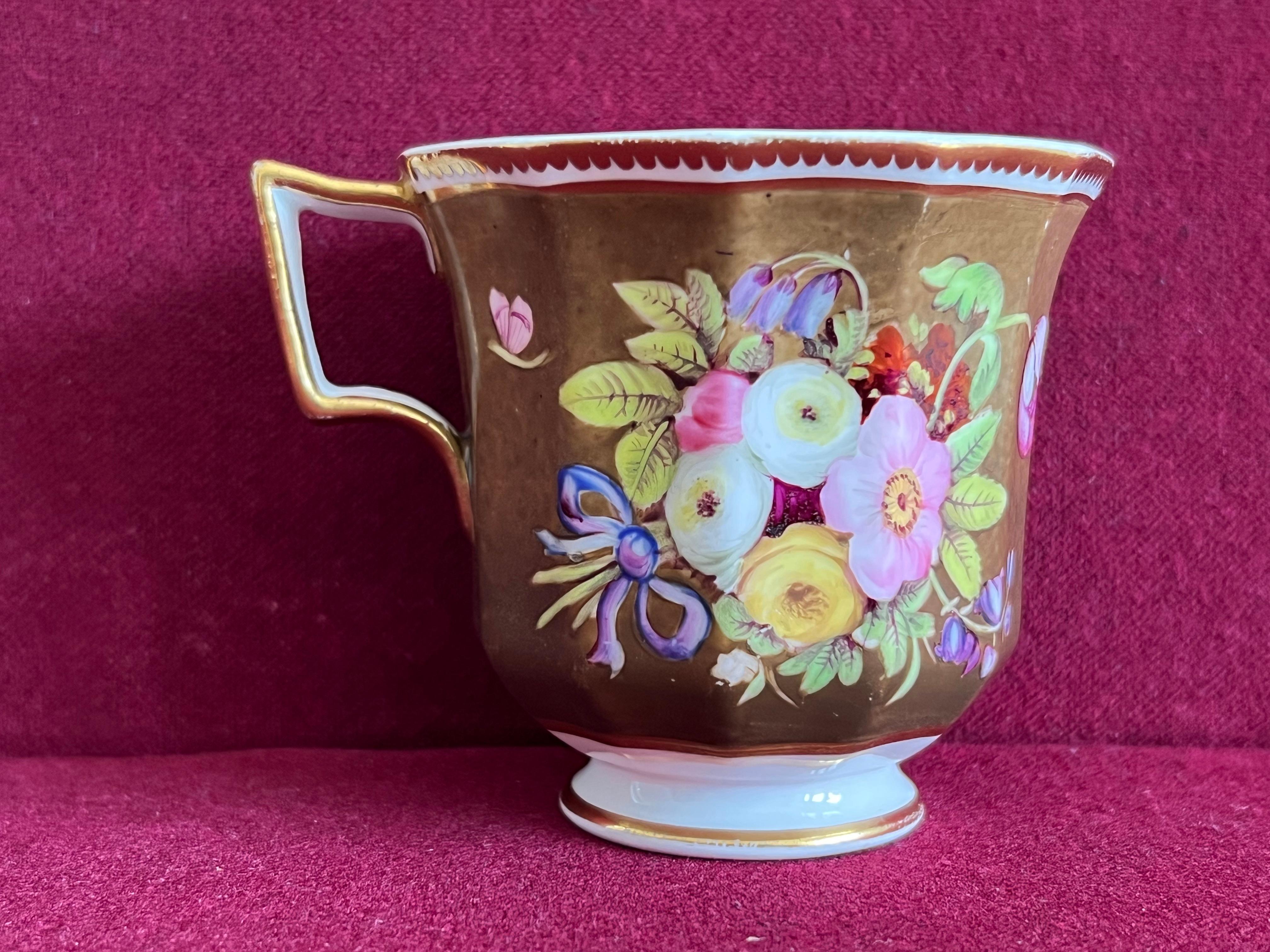 Peint à la main Tasse à café et soucoupe en porcelaine Spode très finement décorée vers 1830 en vente