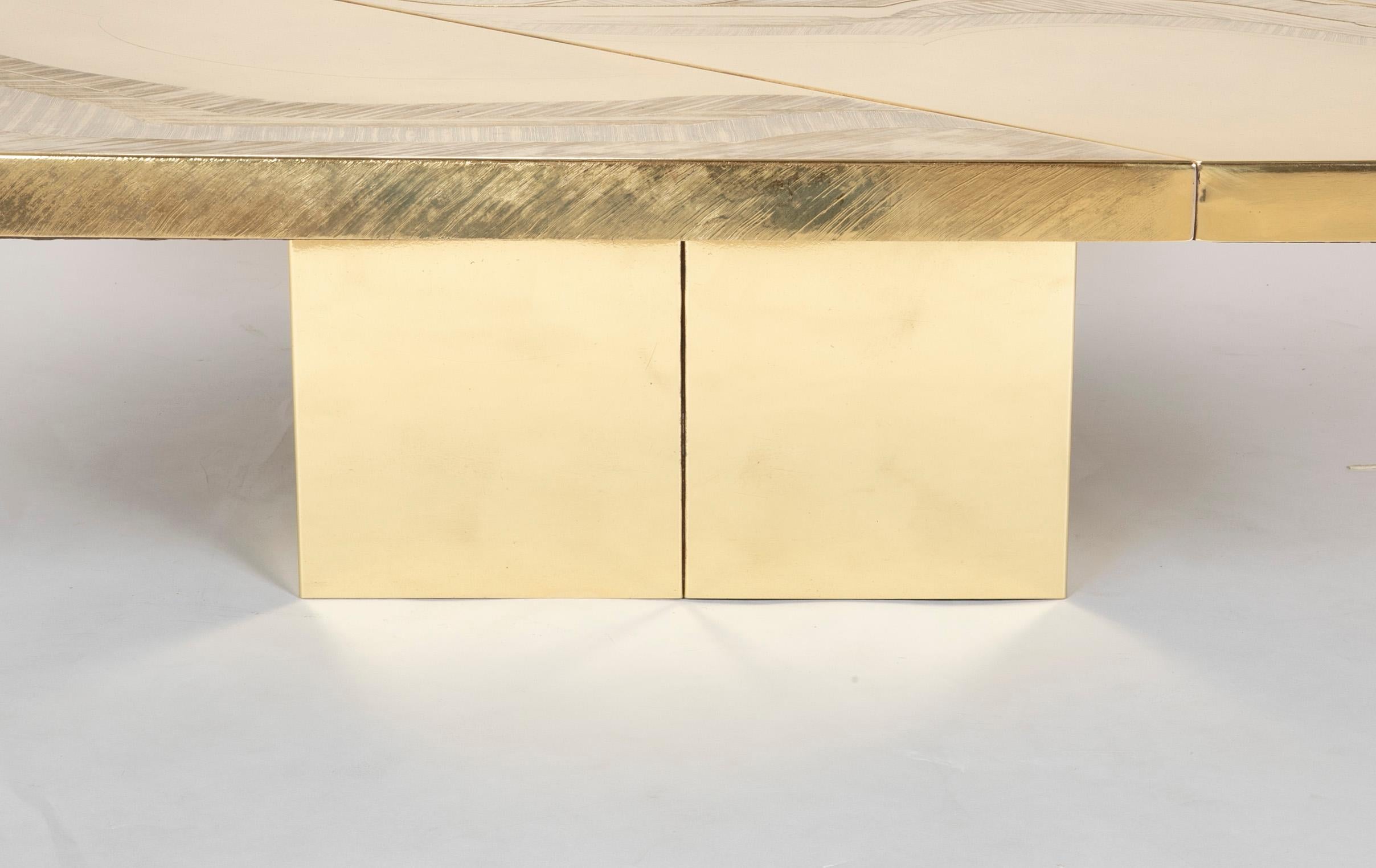Fin du 20e siècle Table carrée en laiton gravé à l'acide de Jenalzi en vente