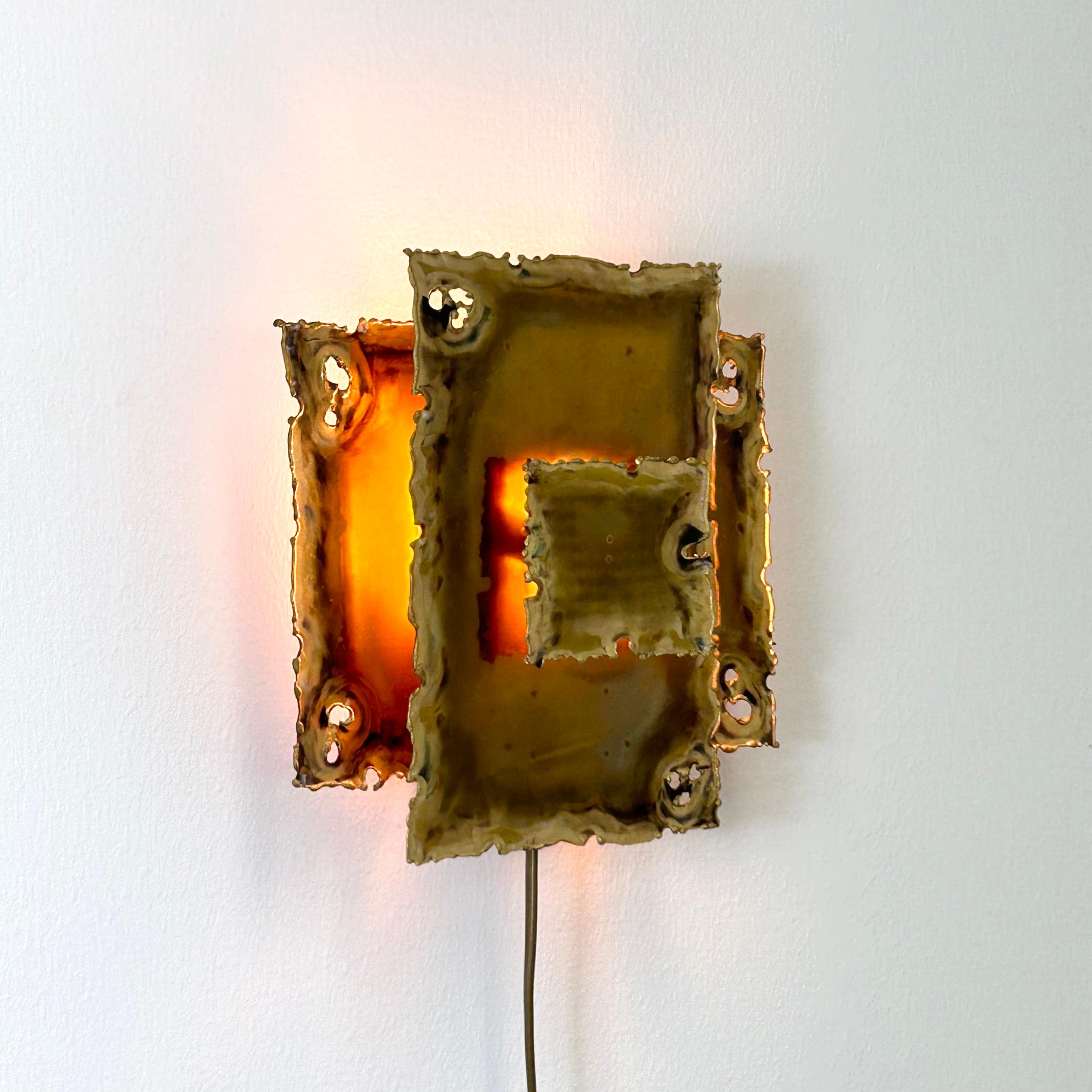 A classic wall lamp by the Svend Aage Holm Sørensen adding an elegant touch to any modern interior.

* A square, multilayered flame-cut brass wall lamp
* Designer: Svend Aage Holm Sørensen
* Producer: Holm Sørensen & Co
* Model: 5202
* Year: 1960s
*