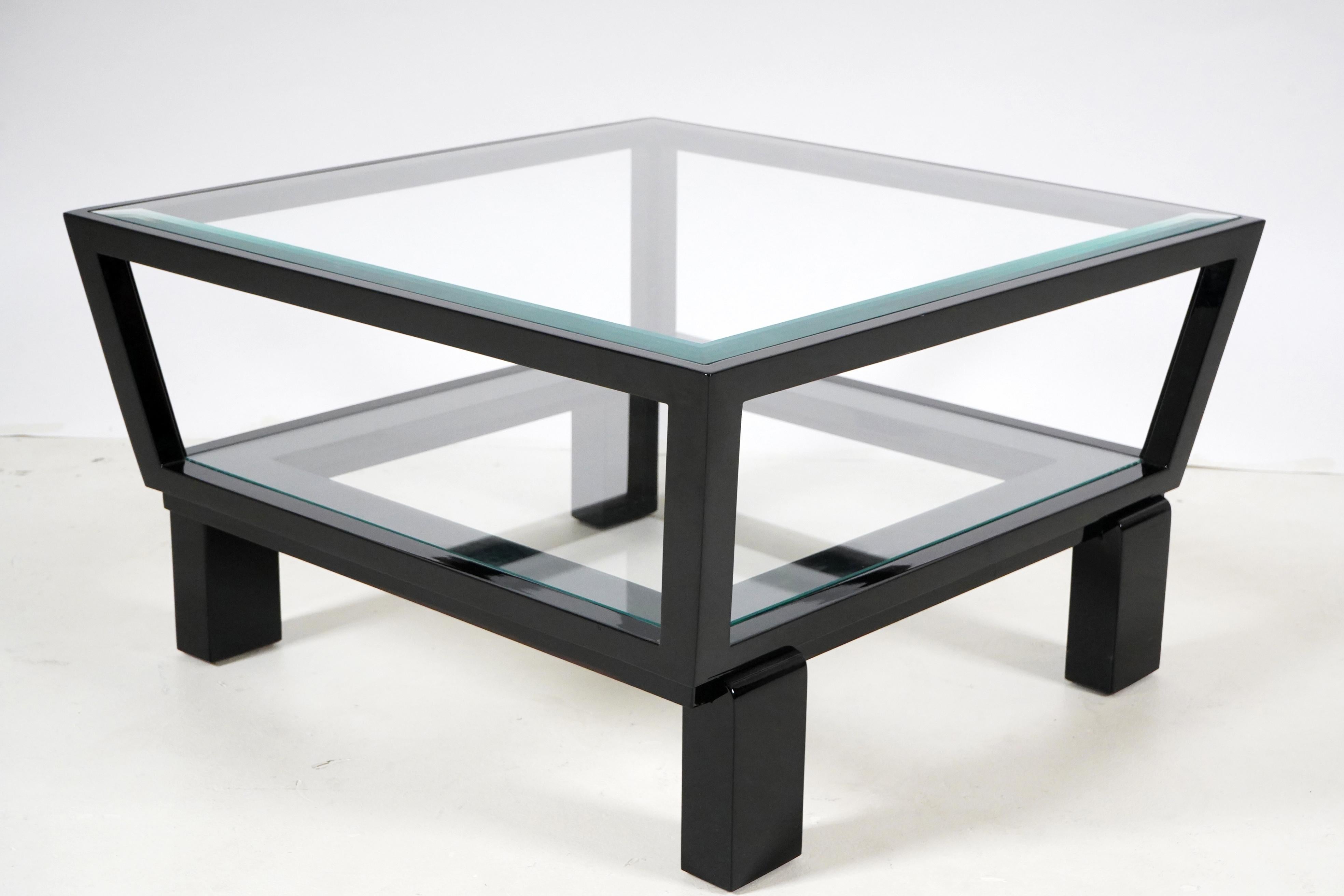 Cette table basse simple en bois et en verre a été inspirée par un design Art déco hongrois de Budapest. Le cadre en noyer massif supporte deux étagères en verre et a reçu une couche très foncée de vernis français. Dans les années 1920 et 1930, de
