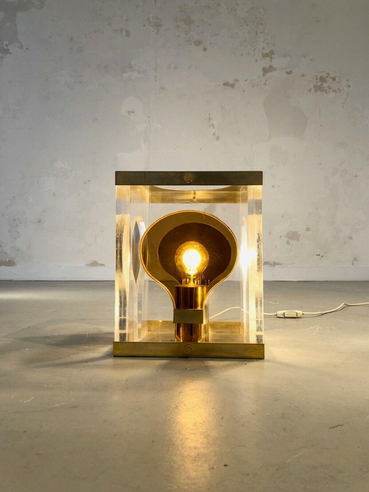 An impressive square plexiglass table lamp that might also be put directly on the floor, Post-Modern, Pop, Shabby-Chic, Memphis, square structure in thick pieces of transparent plexiglass with a motive cut into it in the shape of a light bulb. The