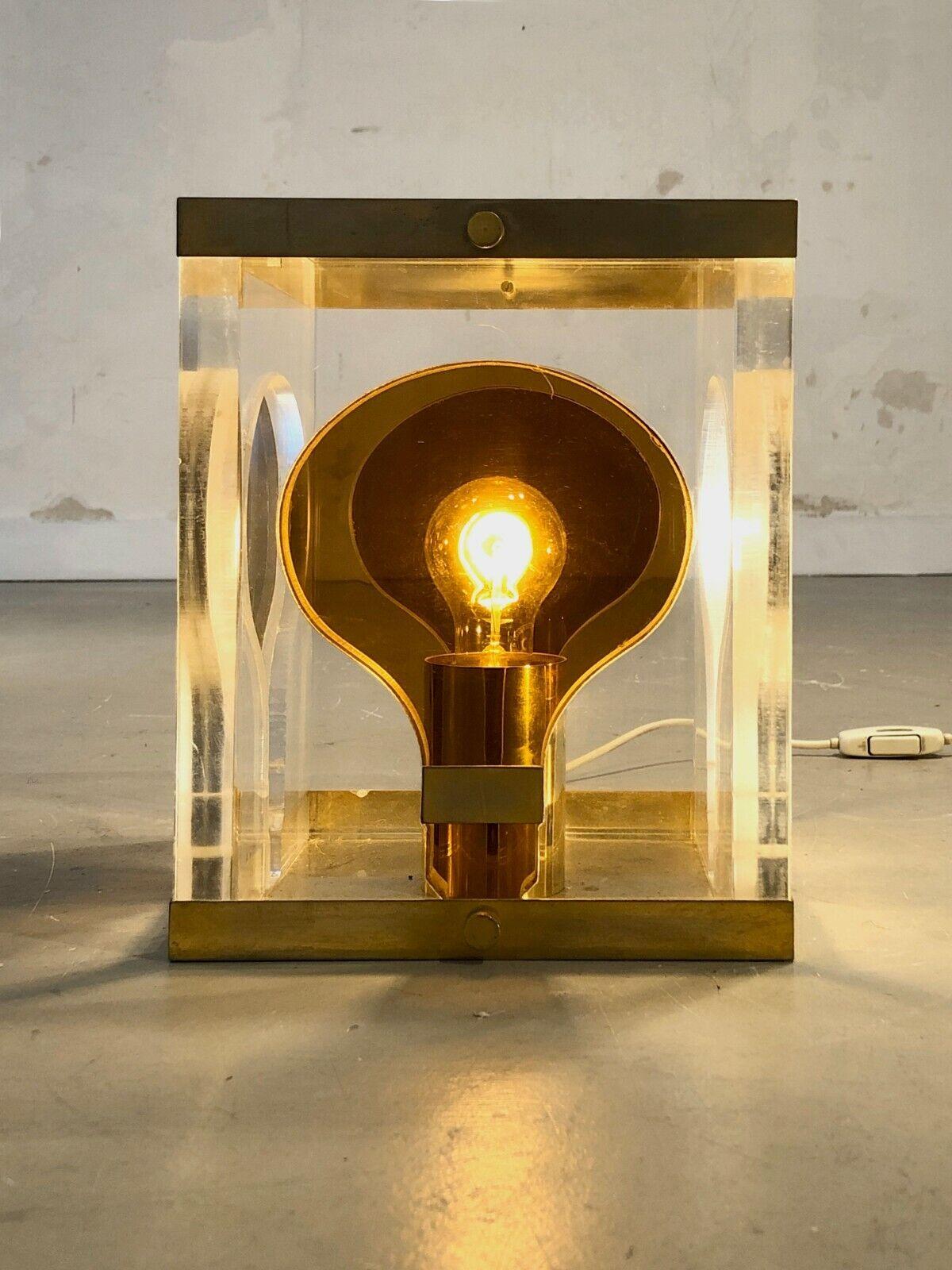 A Square Lucite POP MODERN SPACE-AGE Sculptural TABLE LAMP, Italy 1970 In Good Condition For Sale In PARIS, FR