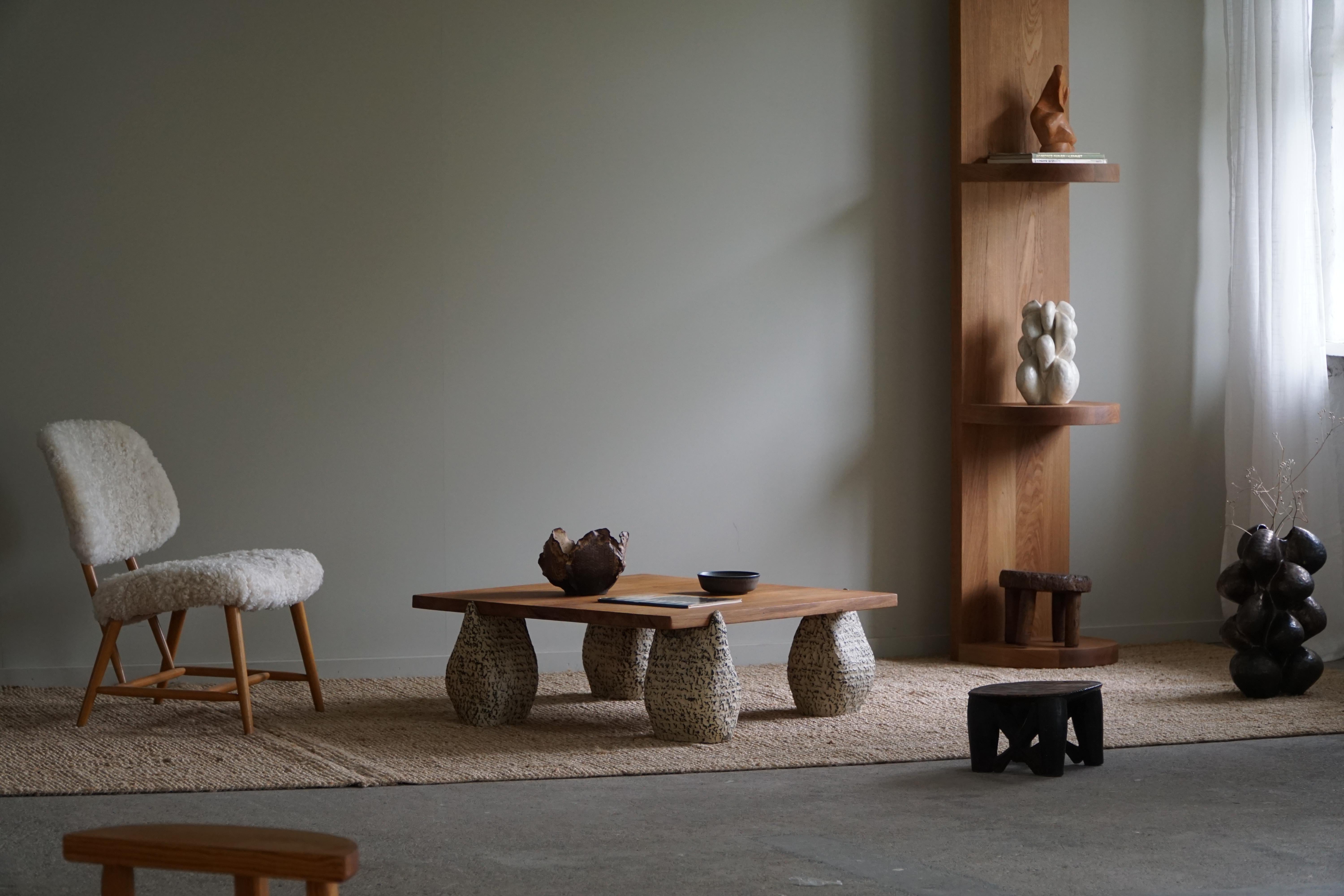 A Square Table est le fruit d'une Collaboration entre eliaselias & Ole Victor. L'idée est de faire un meuble fonctionnel mais surtout une œuvre d'art. La combinaison de différents matériaux - le plateau de table vintage ajoute de la chaleur et de