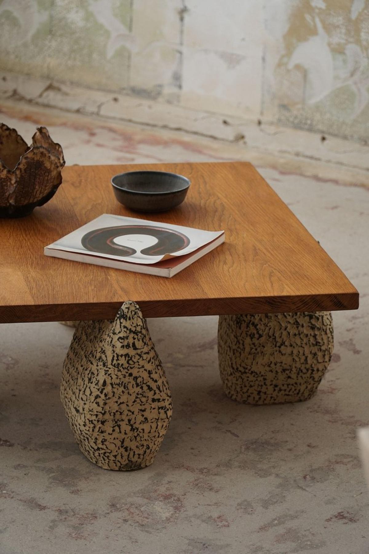 Quadratischer Tisch von eliaselias x Ole Victor, Keramik und Eiche, dänisches Design, 2023 (Dänisch) im Angebot