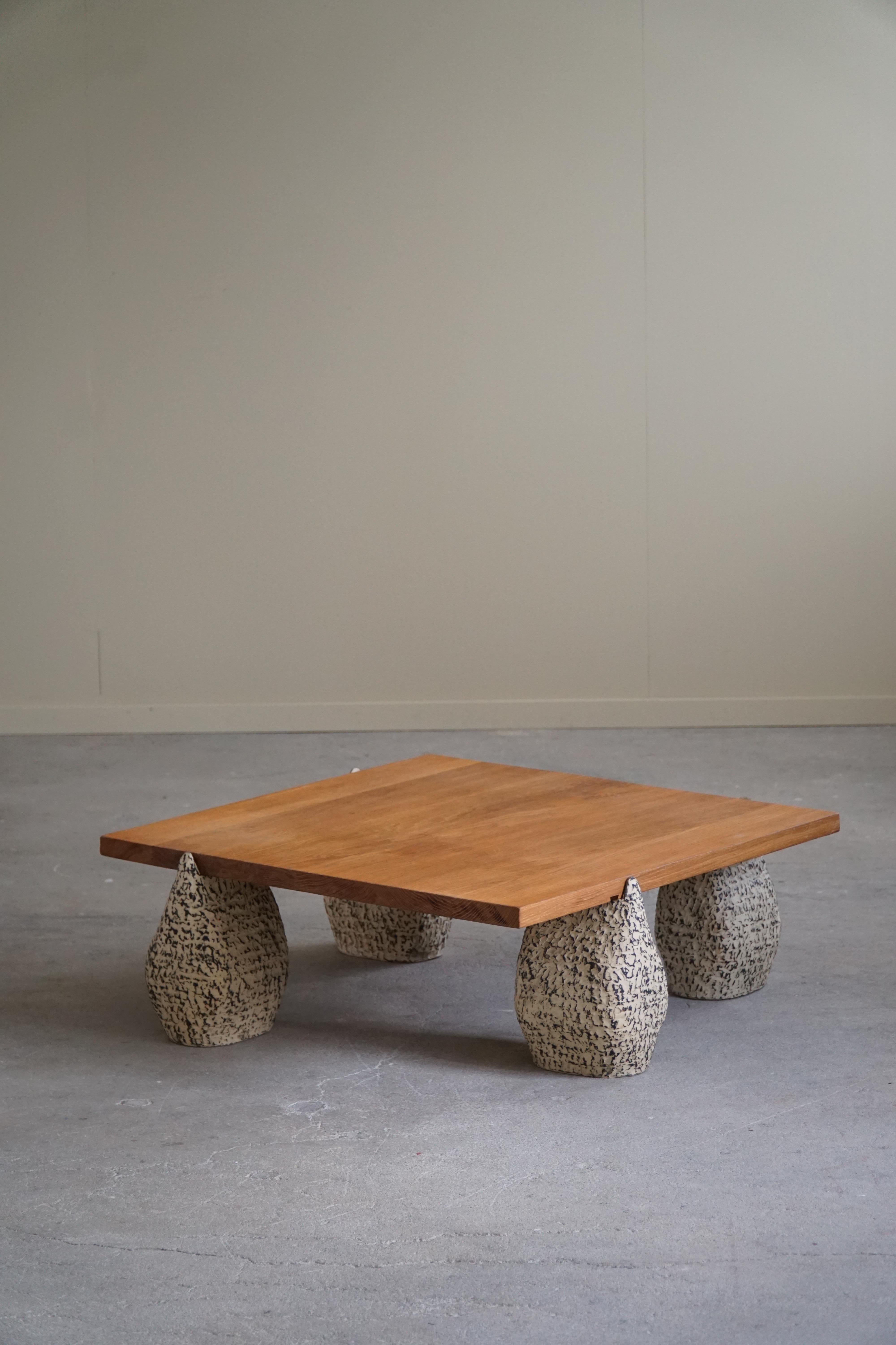 Quadratischer Tisch von eliaselias x Ole Victor, Keramik und Eiche, dänisches Design, 2023 im Zustand „Gut“ im Angebot in Odense, DK