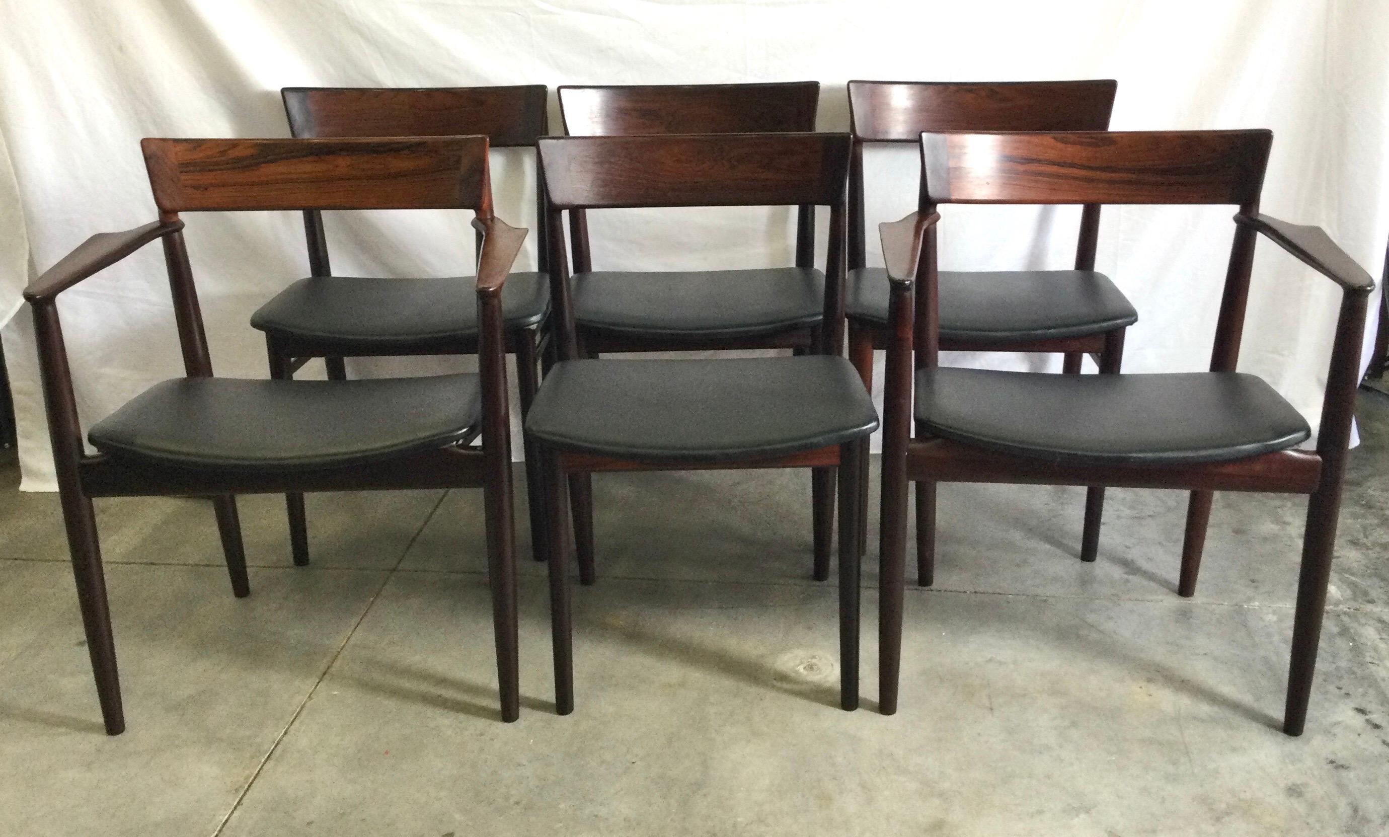 Raro juego de 6 sillas de comedor diseñadas por Henry Rosengren Hansen por Brande Modelfabeik. Estas sillas están fabricadas con el mejor palisandro de Brasil y el nivel de artesanía es sencillamente soberbio. La atención al detalle de los brazos y