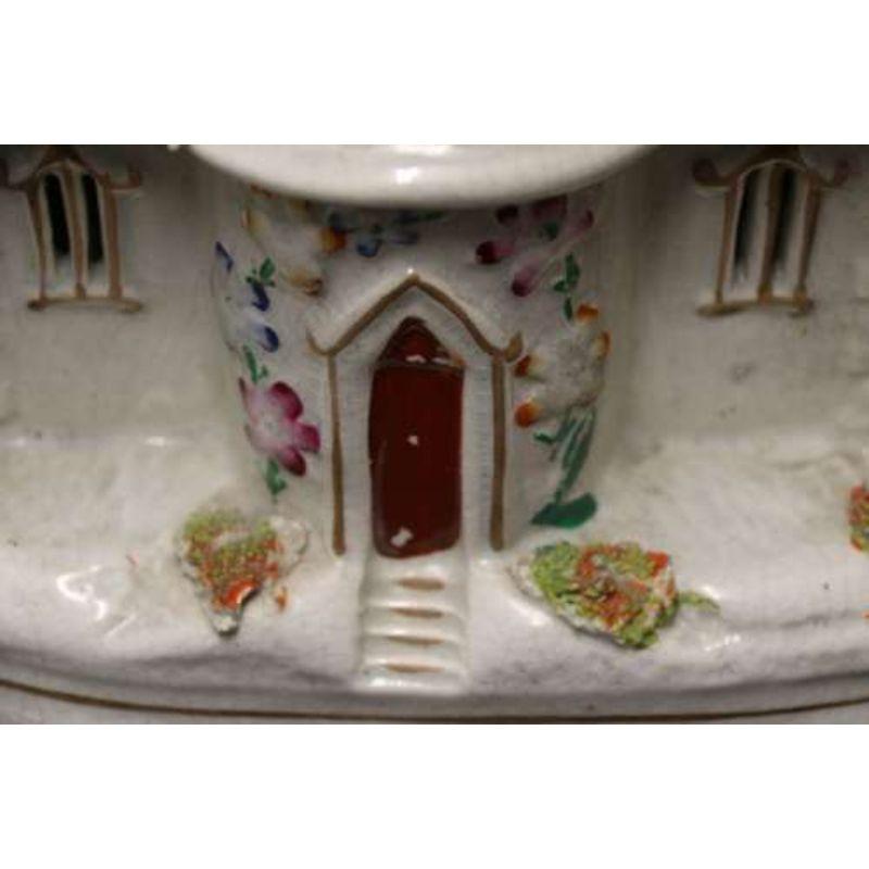 Modèle de poterie du Staffordshire représentant un cottage anglais vers 1860 Anglais en vente 1